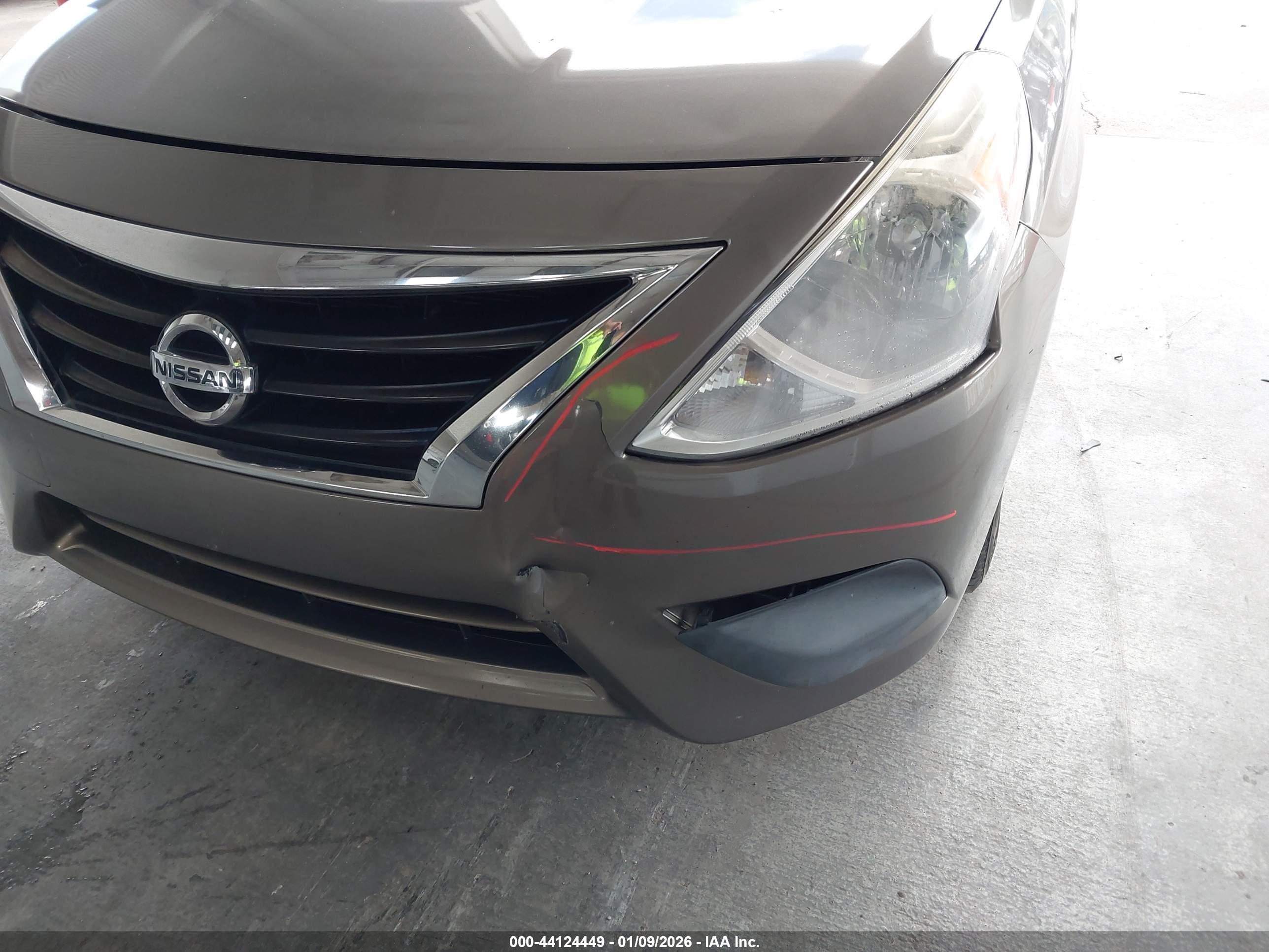 NISSAN VERSA image 6