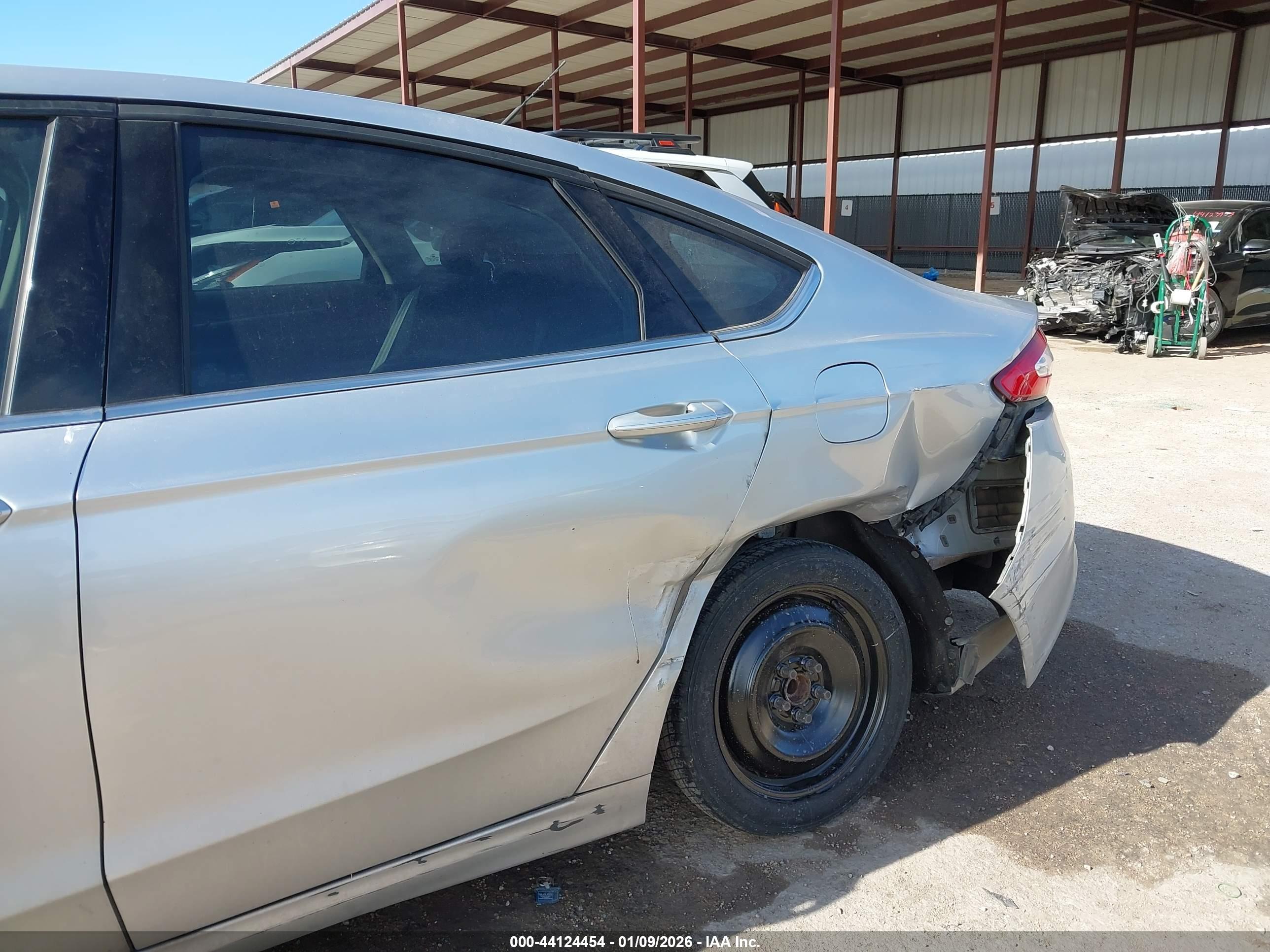FORD FUSION image 6