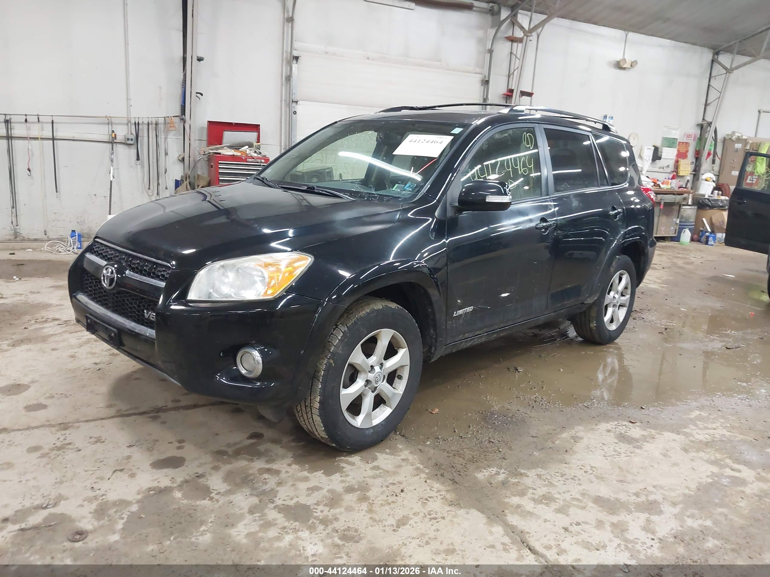 TOYOTA RAV4 image 2