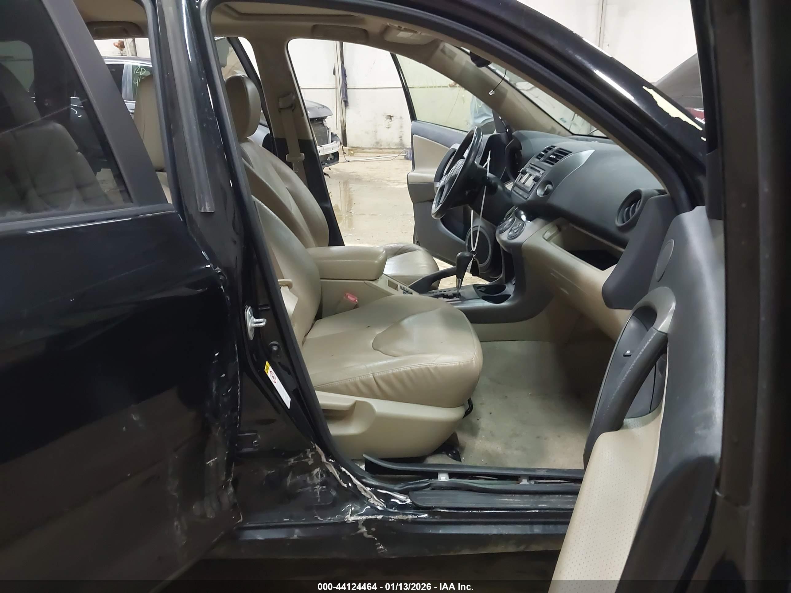 TOYOTA RAV4 image 5