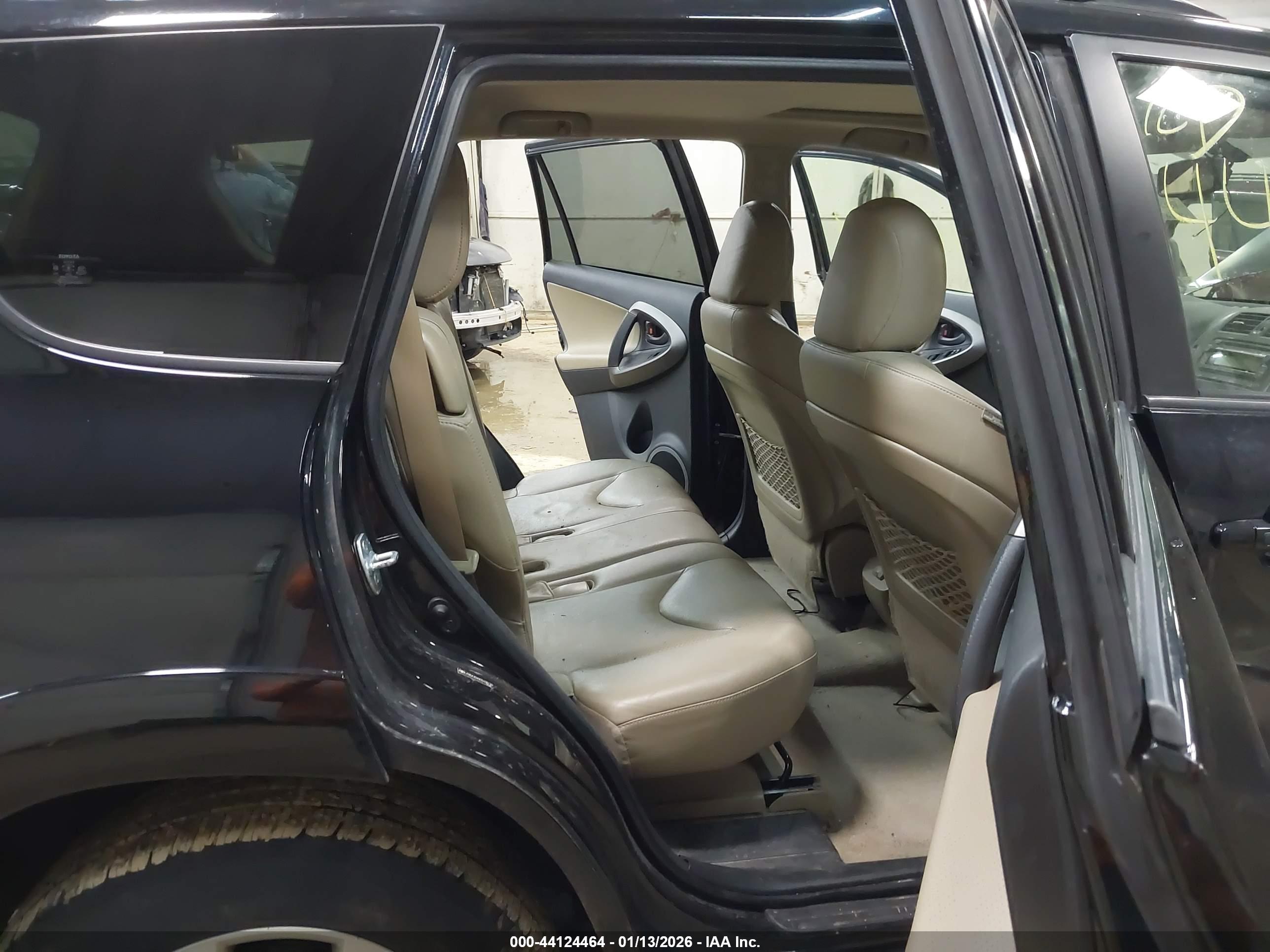 TOYOTA RAV4 image 8