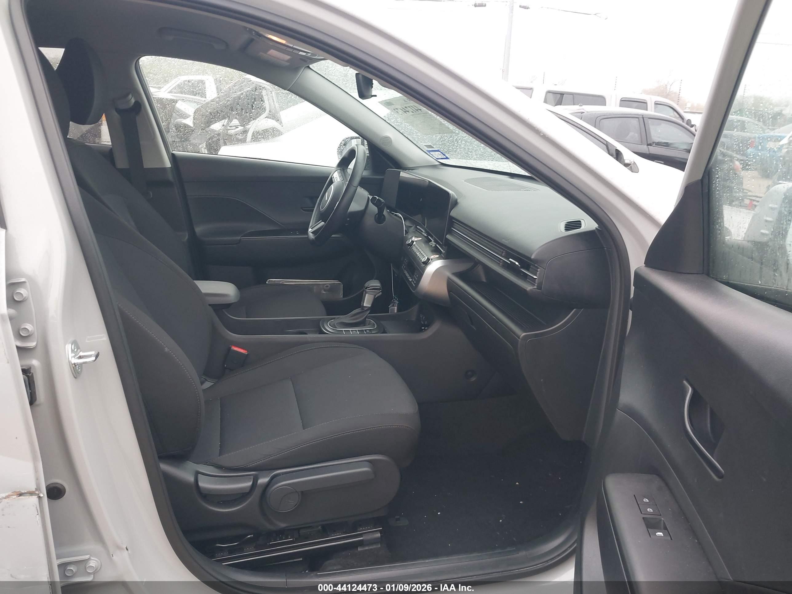 HYUNDAI KONA image 5