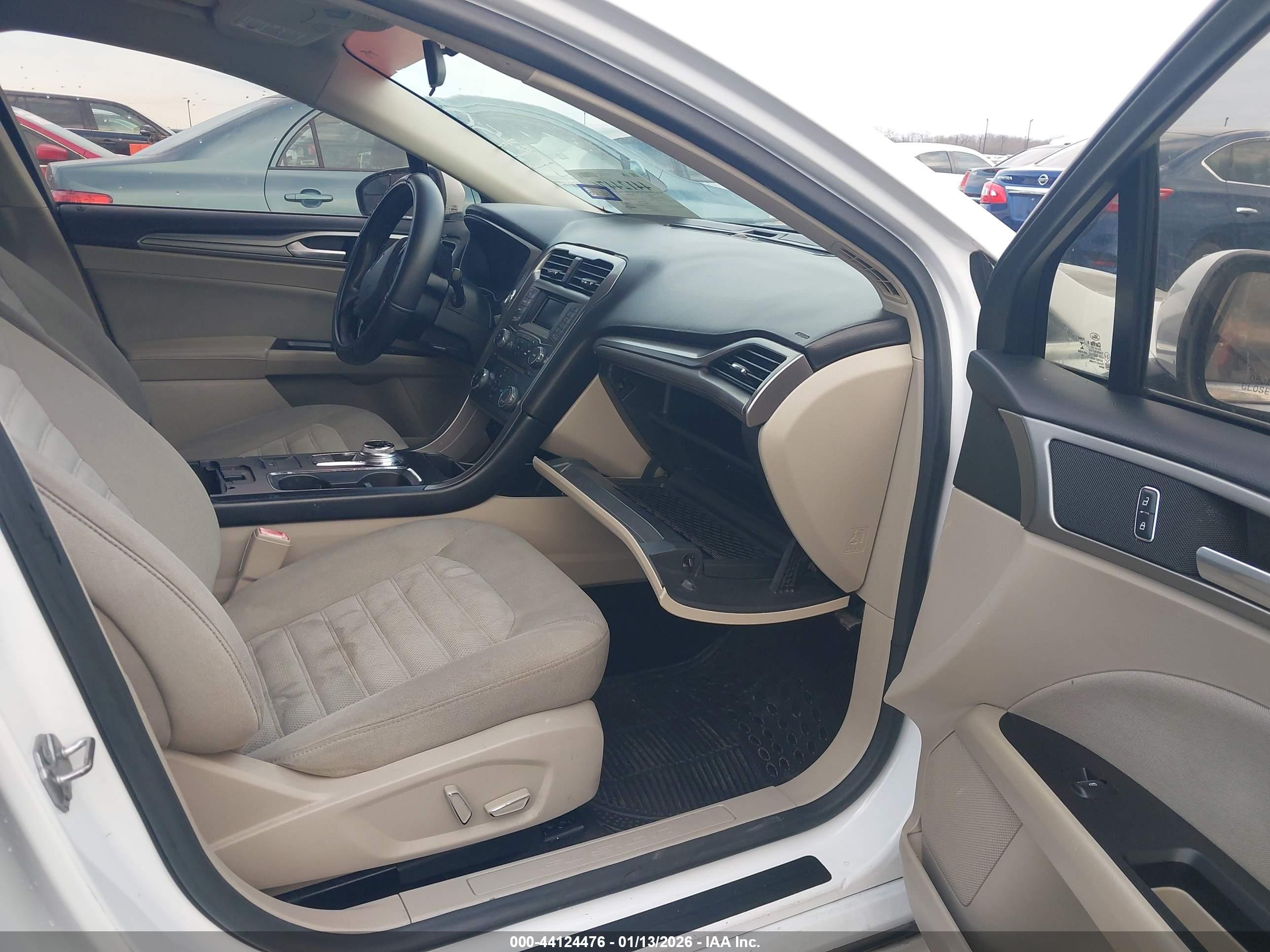 FORD FUSION image 5