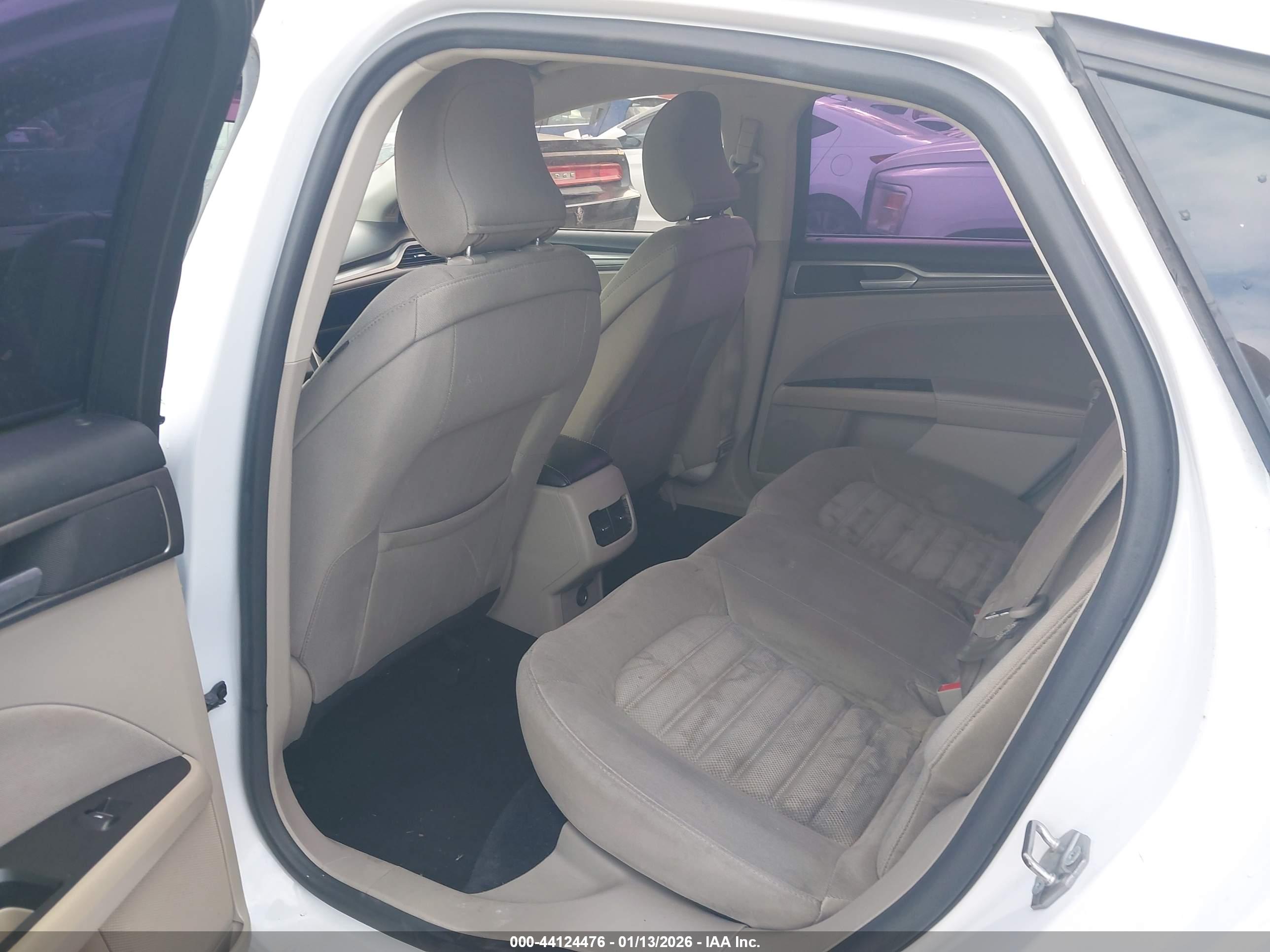 FORD FUSION image 8