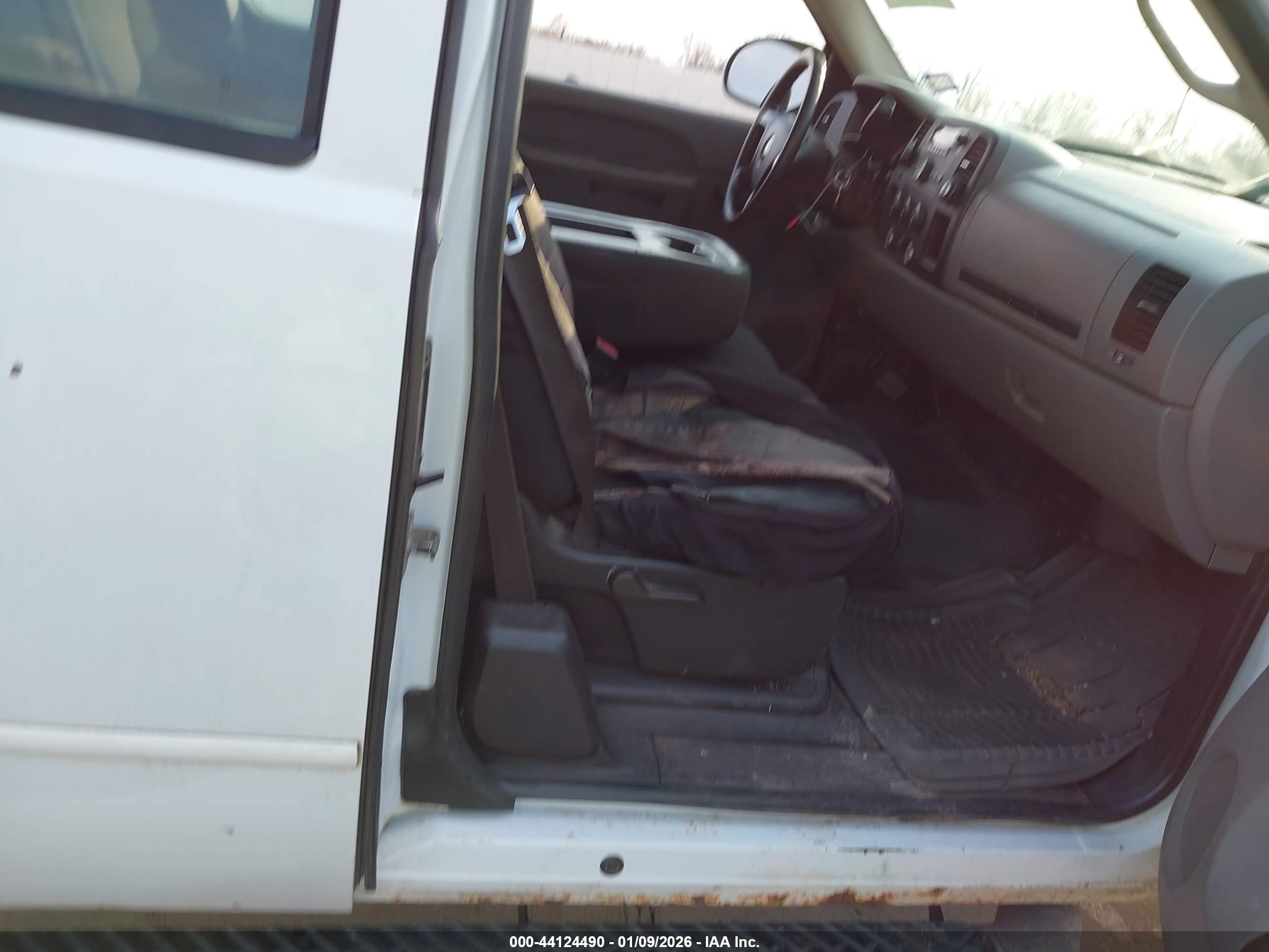 CHEVROLET SILVERADO image 5