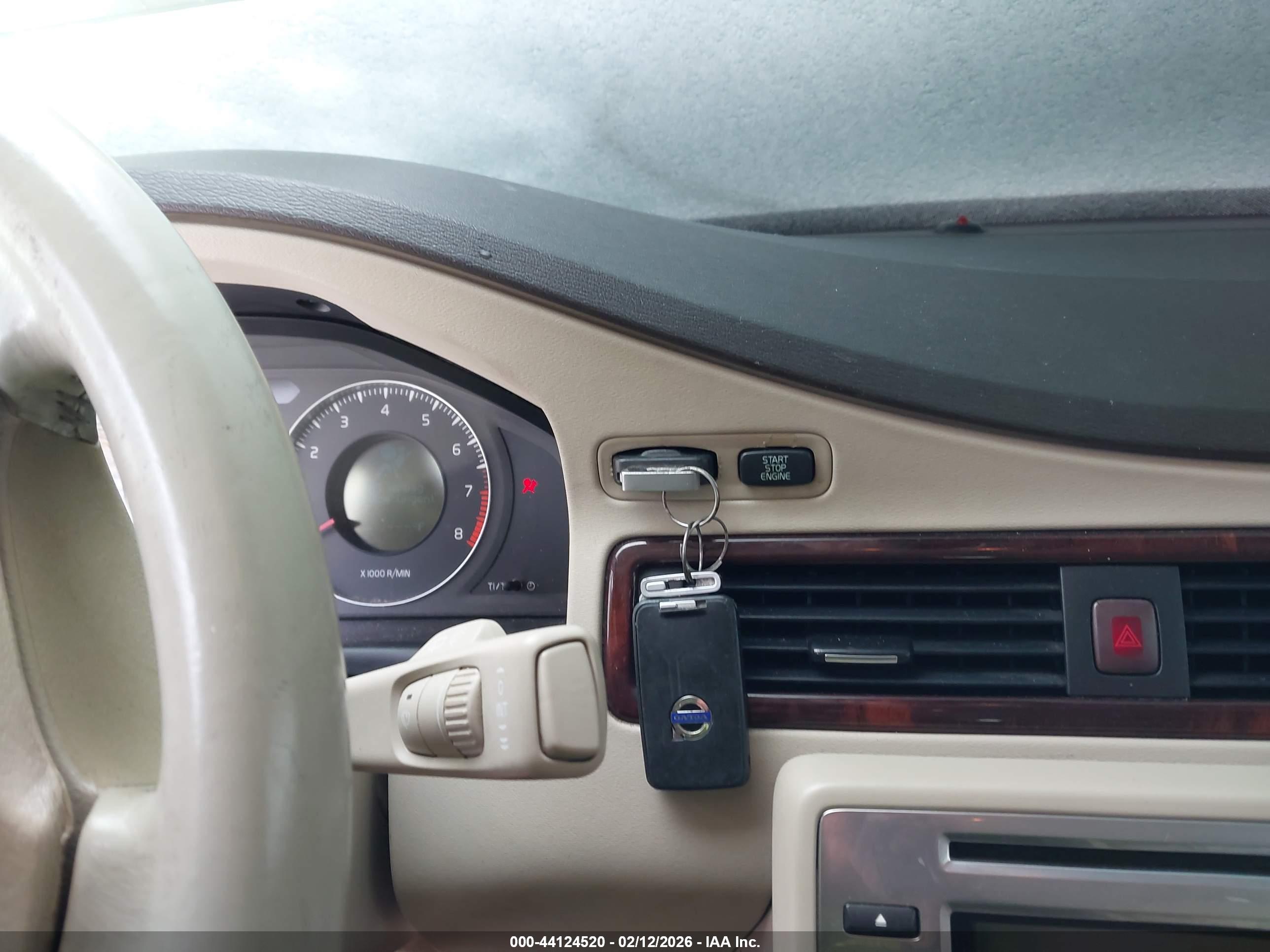 VOLVO XC70 image 11