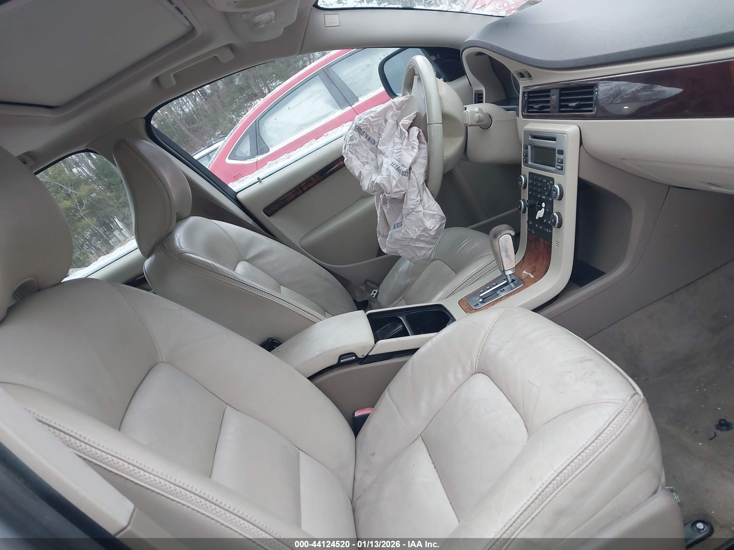 VOLVO XC70 image 5