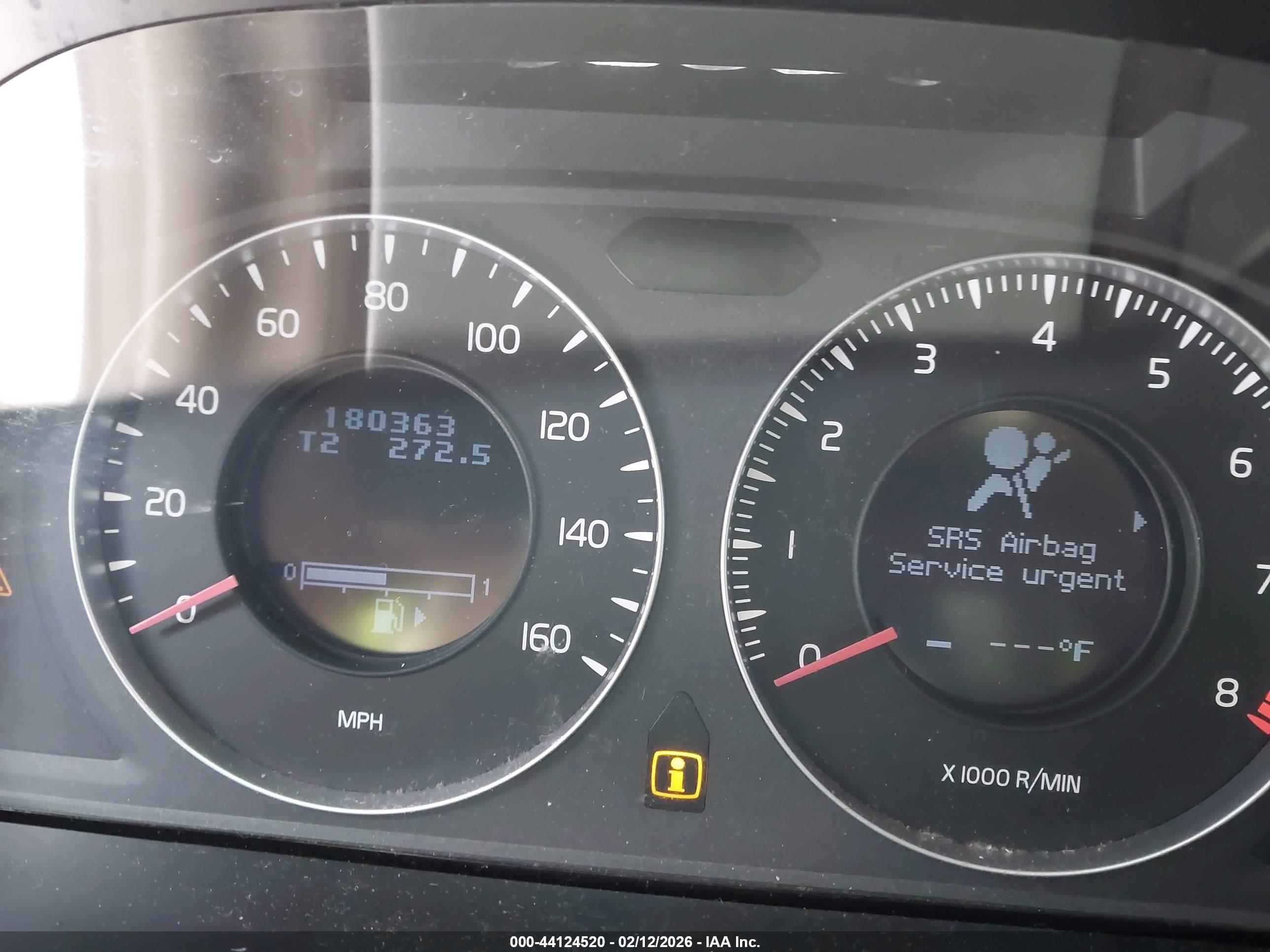 VOLVO XC70 image 7