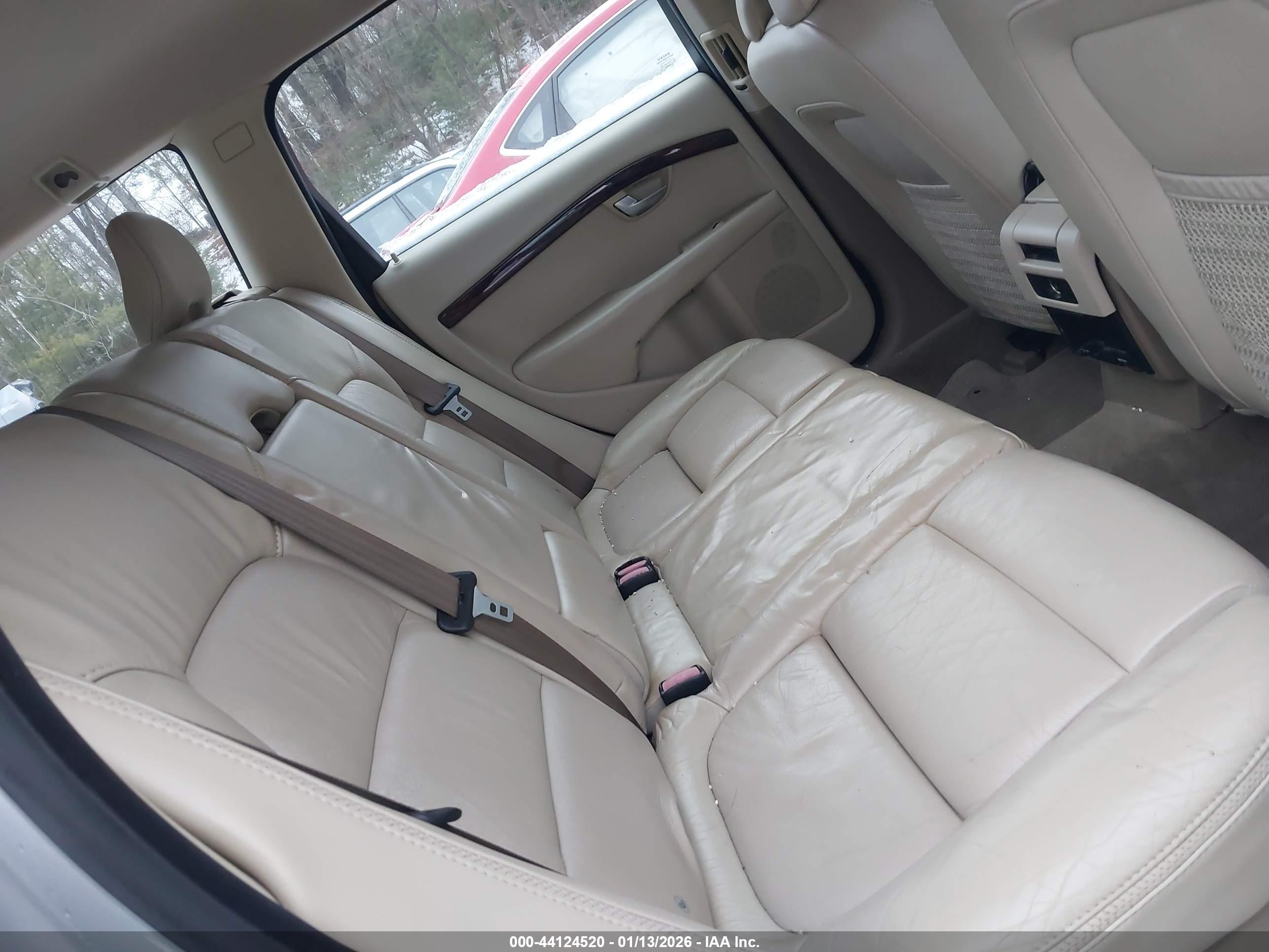 VOLVO XC70 image 8