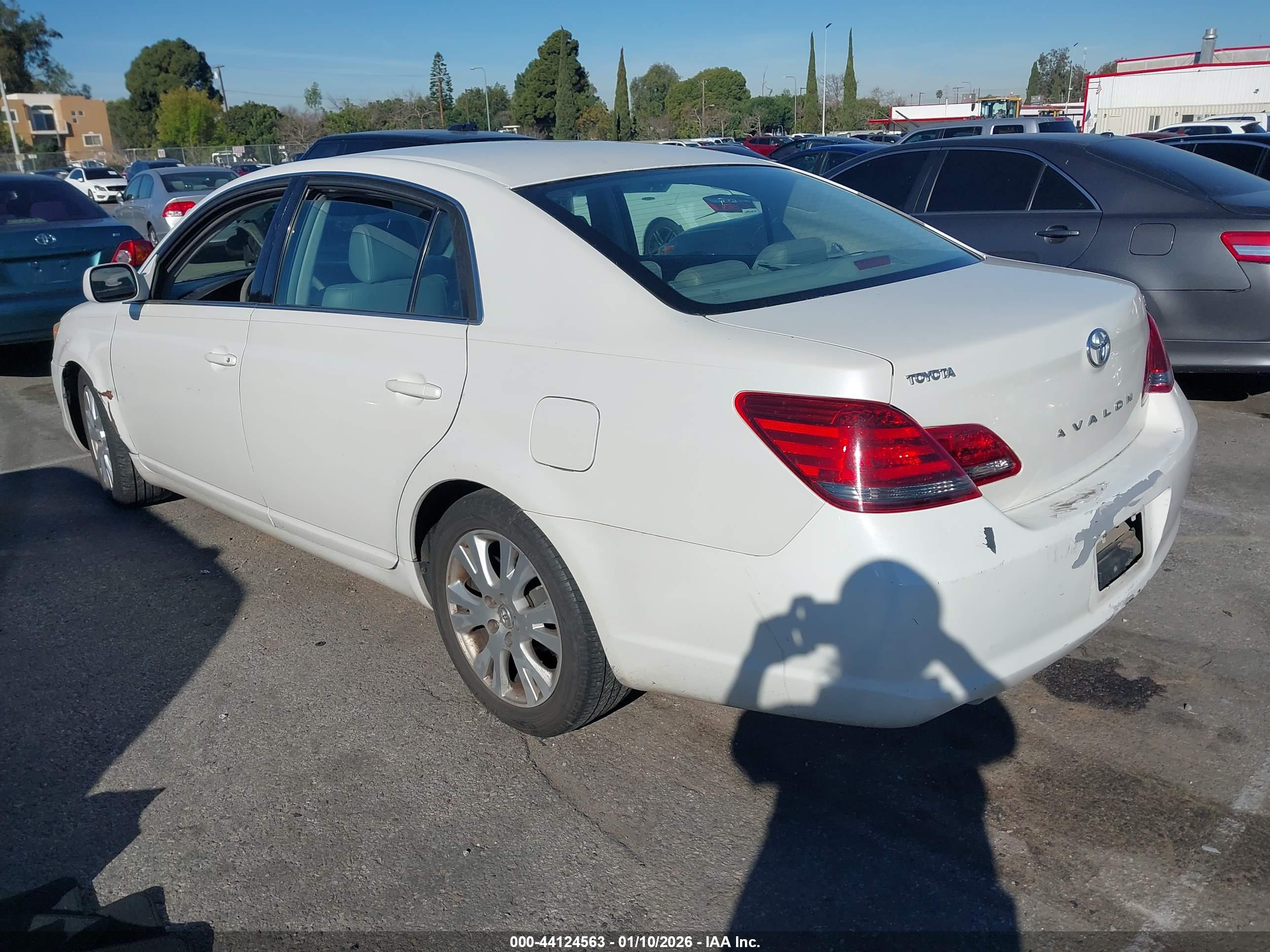 TOYOTA AVALON image 3