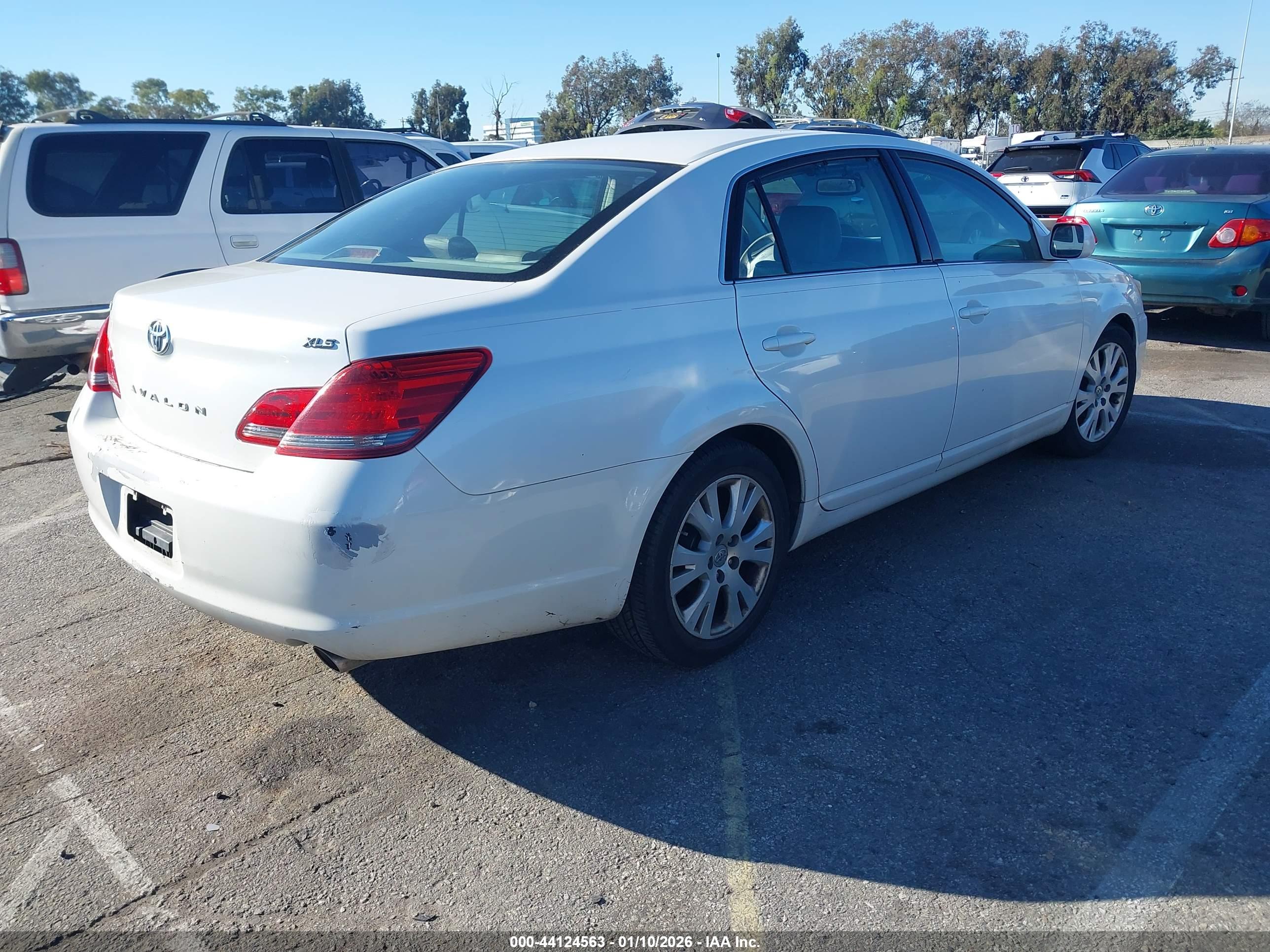TOYOTA AVALON image 4