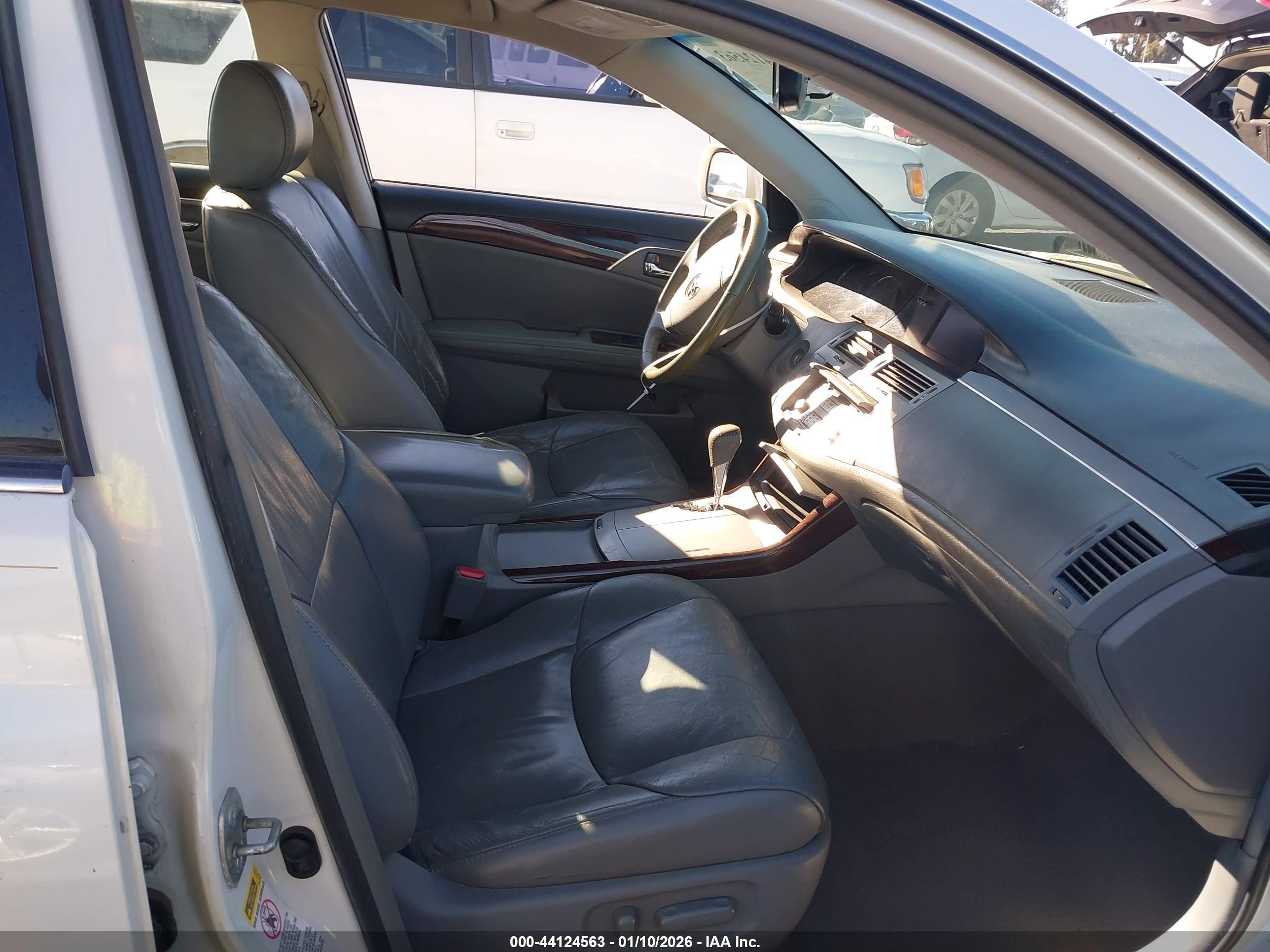TOYOTA AVALON image 5