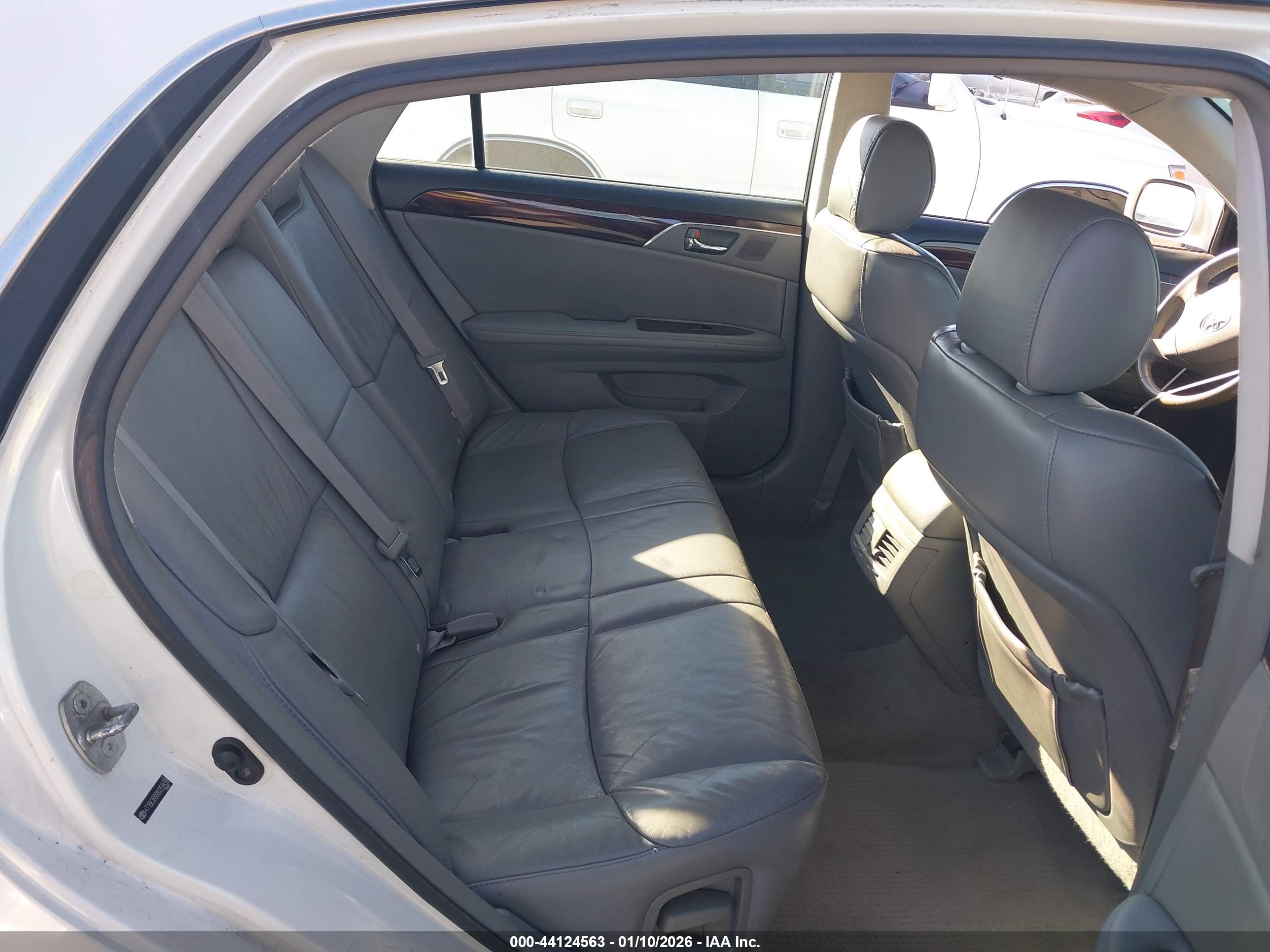 TOYOTA AVALON image 8