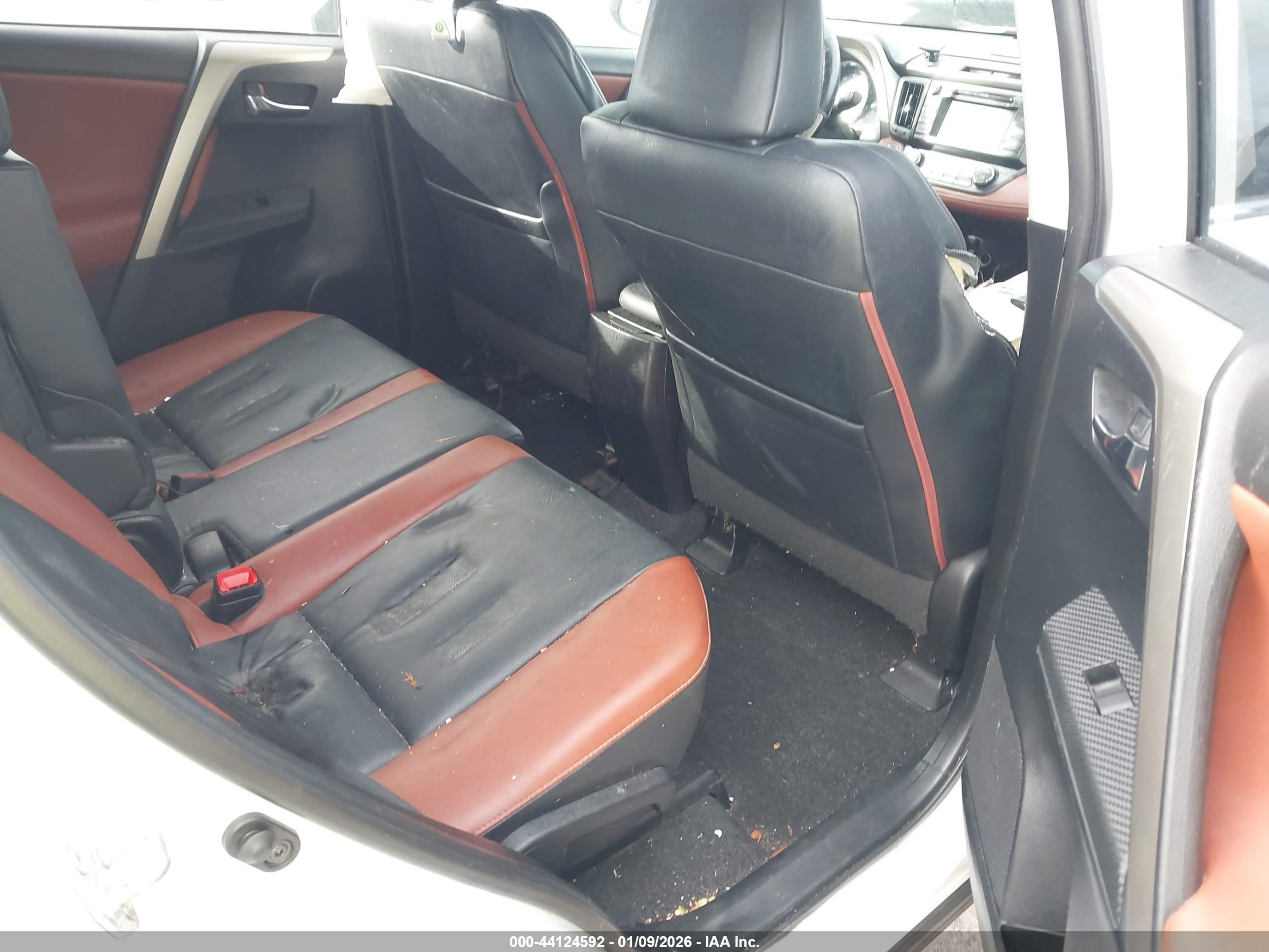 TOYOTA RAV4 image 8