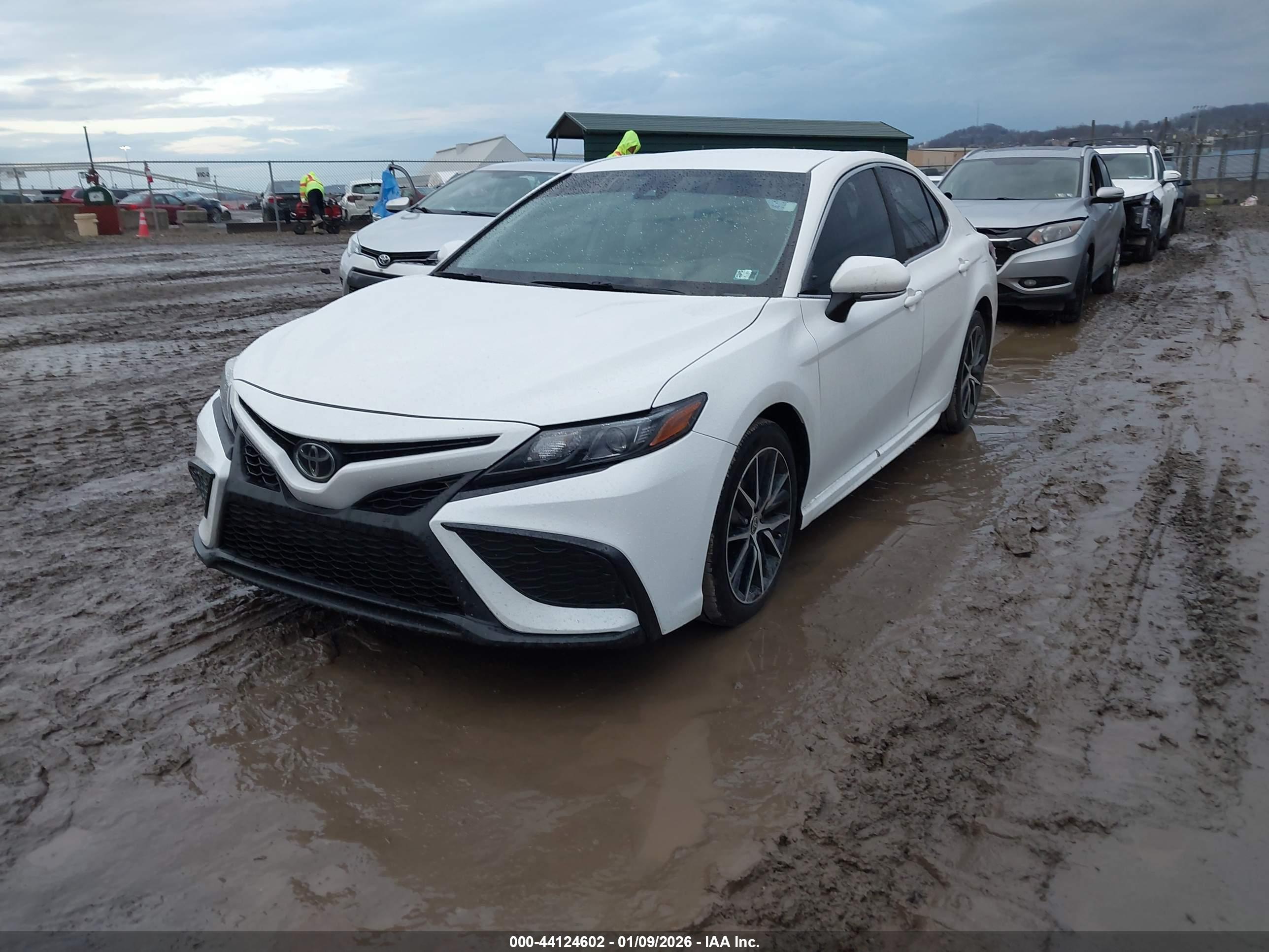 TOYOTA CAMRY image 2