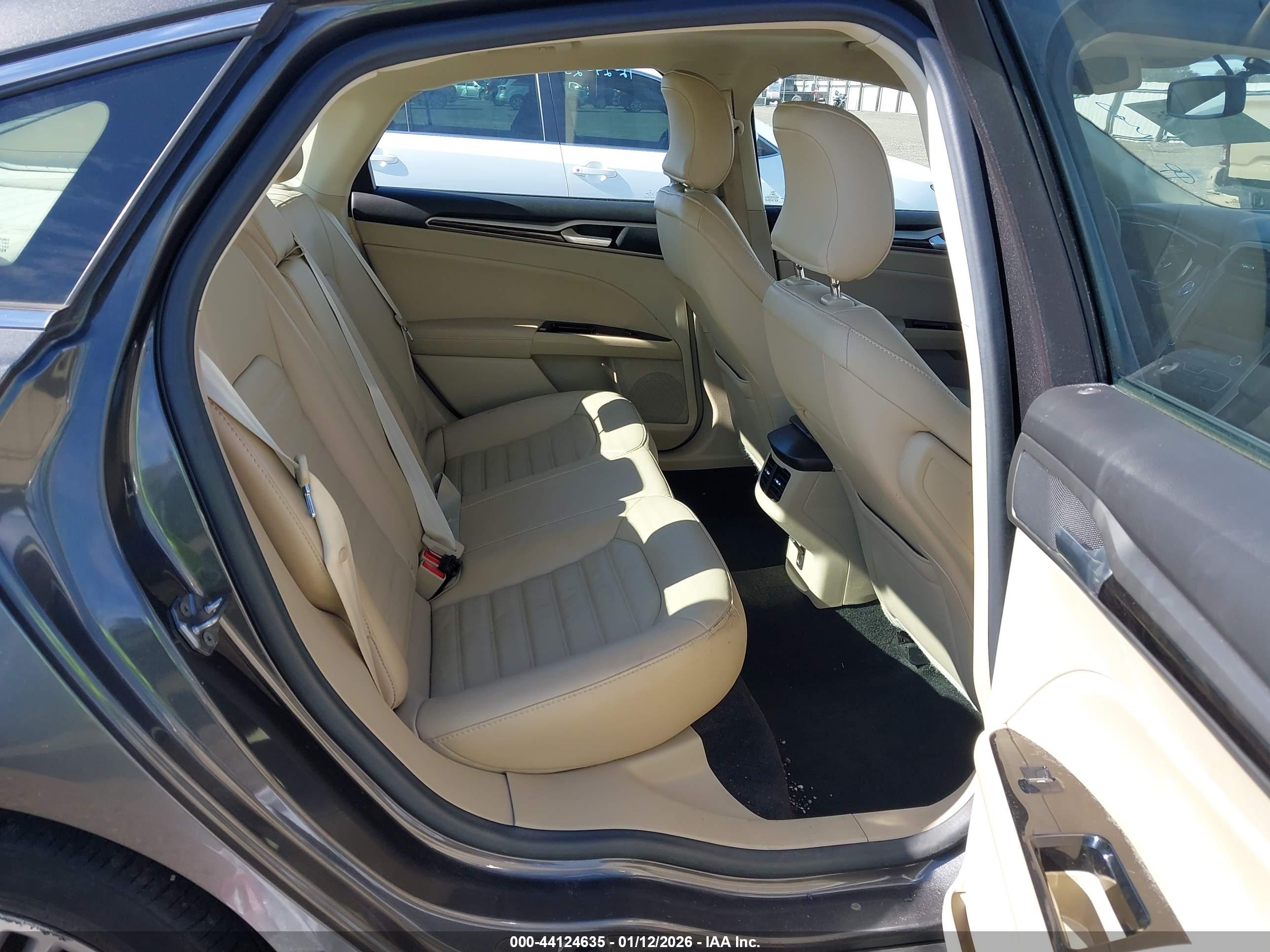 FORD FUSION image 8