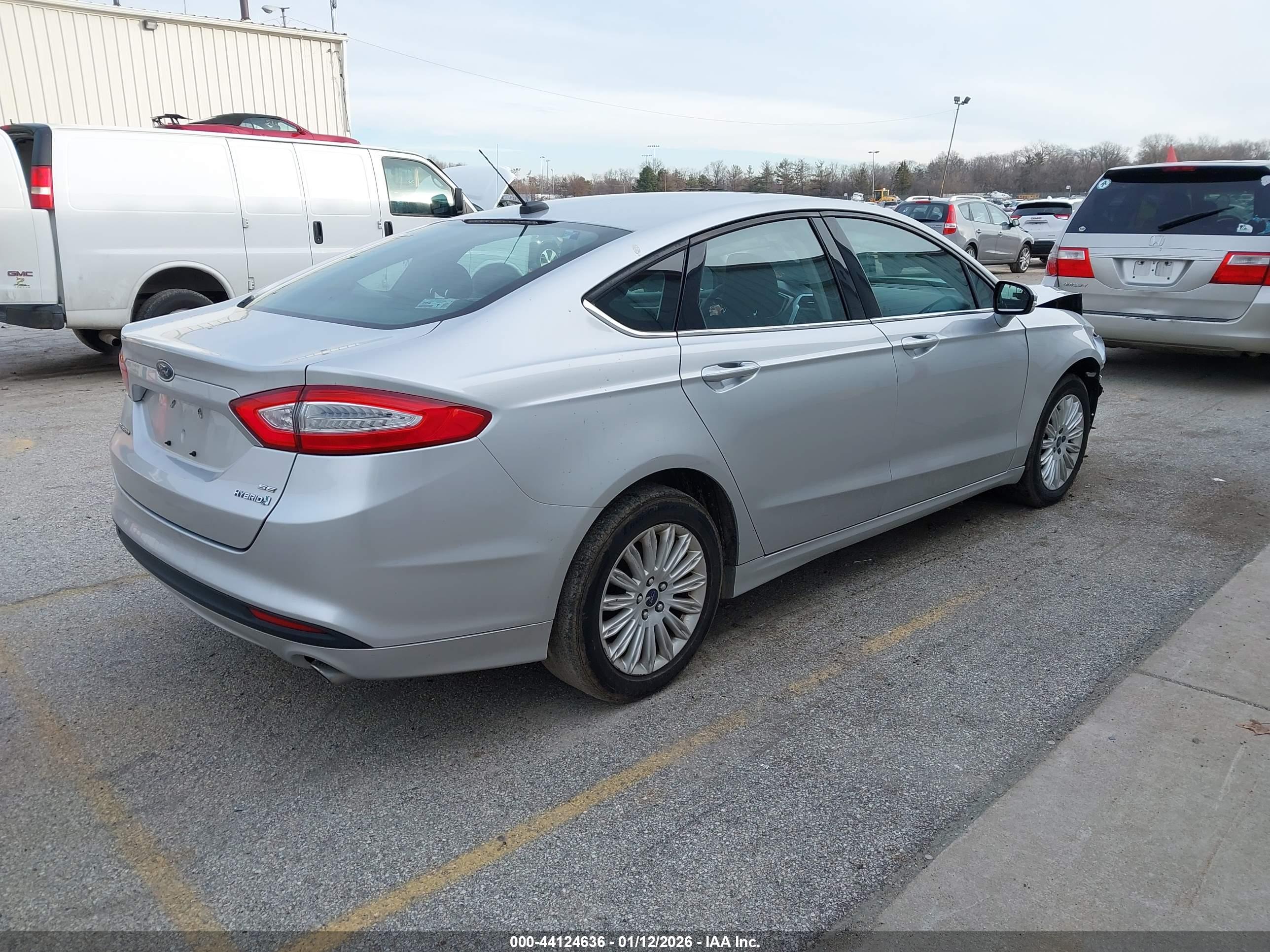 FORD FUSION image 4