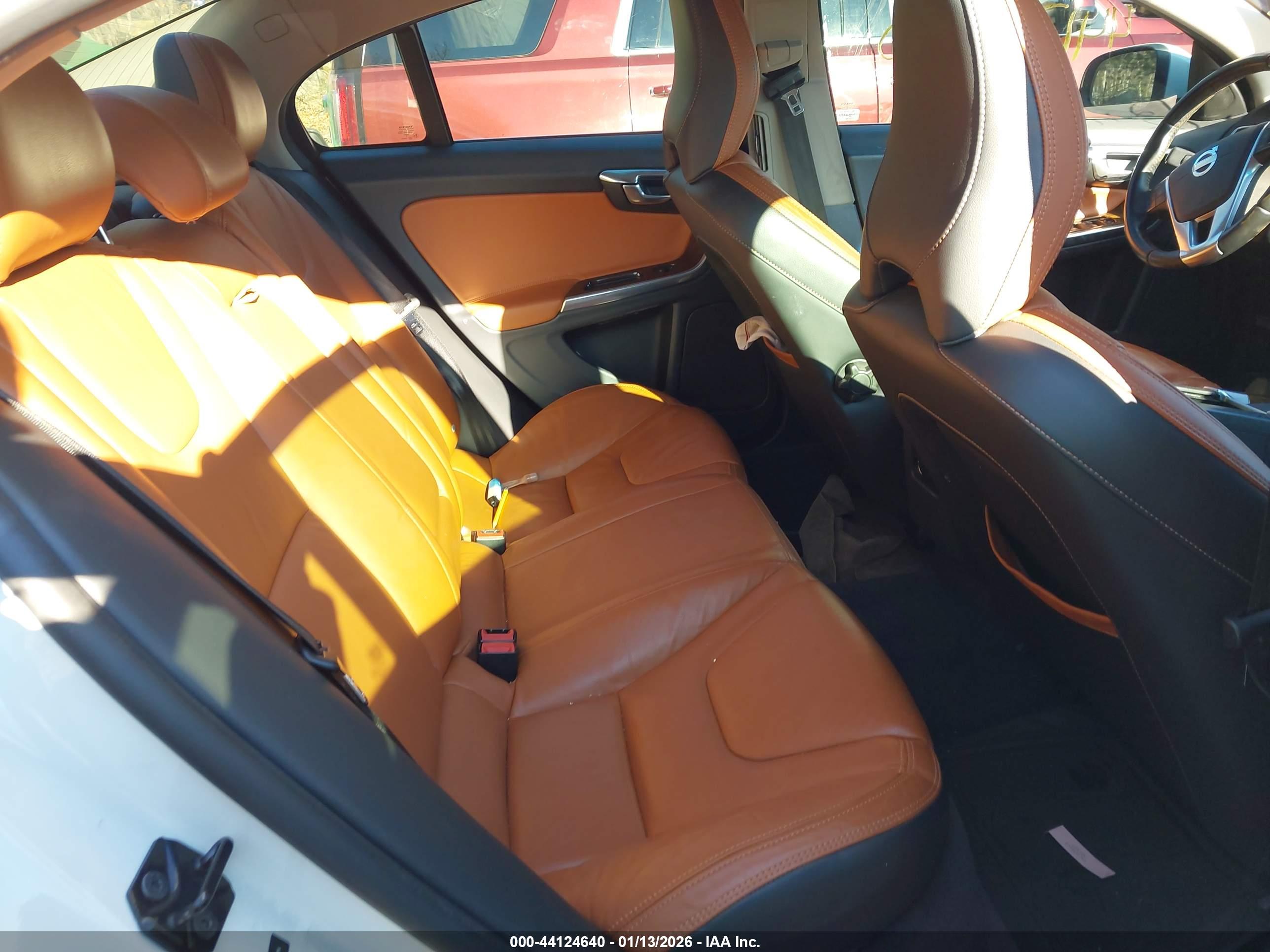 VOLVO S60 image 8