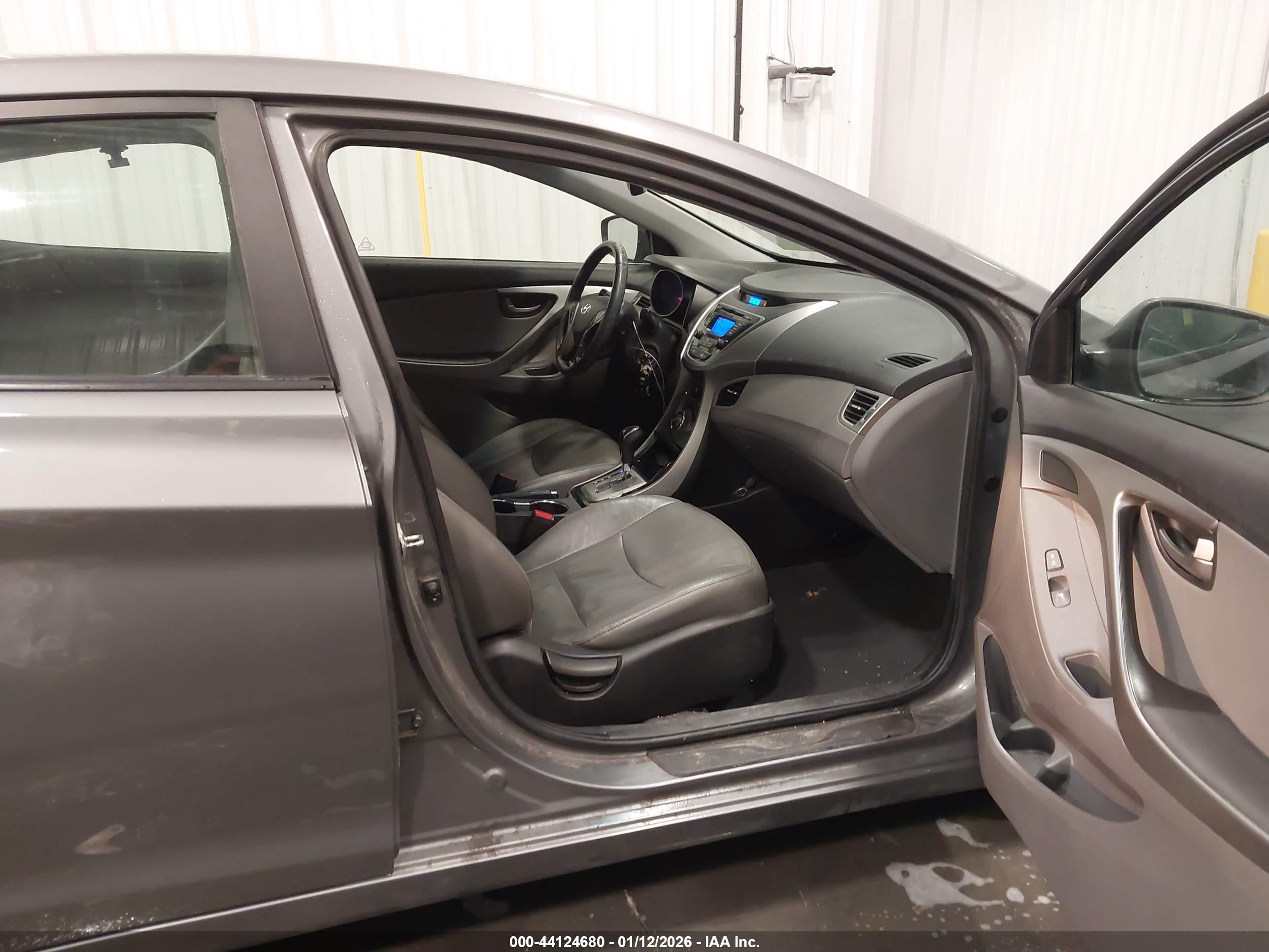 HYUNDAI ELANTRA image 5