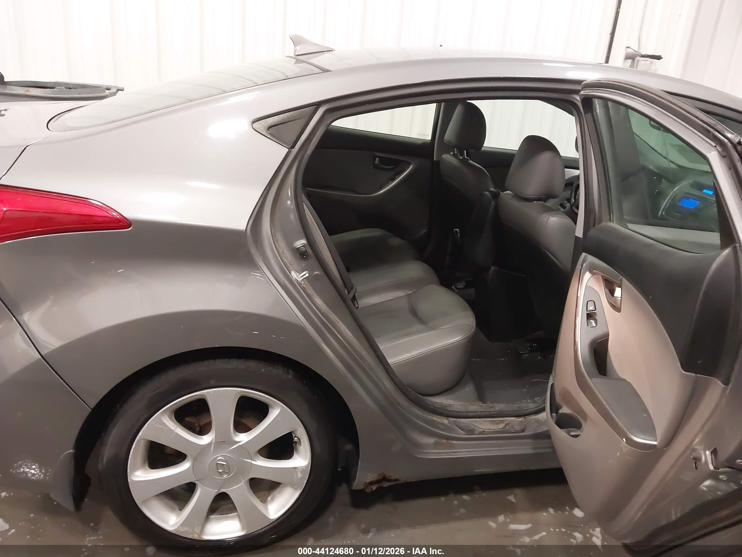 HYUNDAI ELANTRA image 8