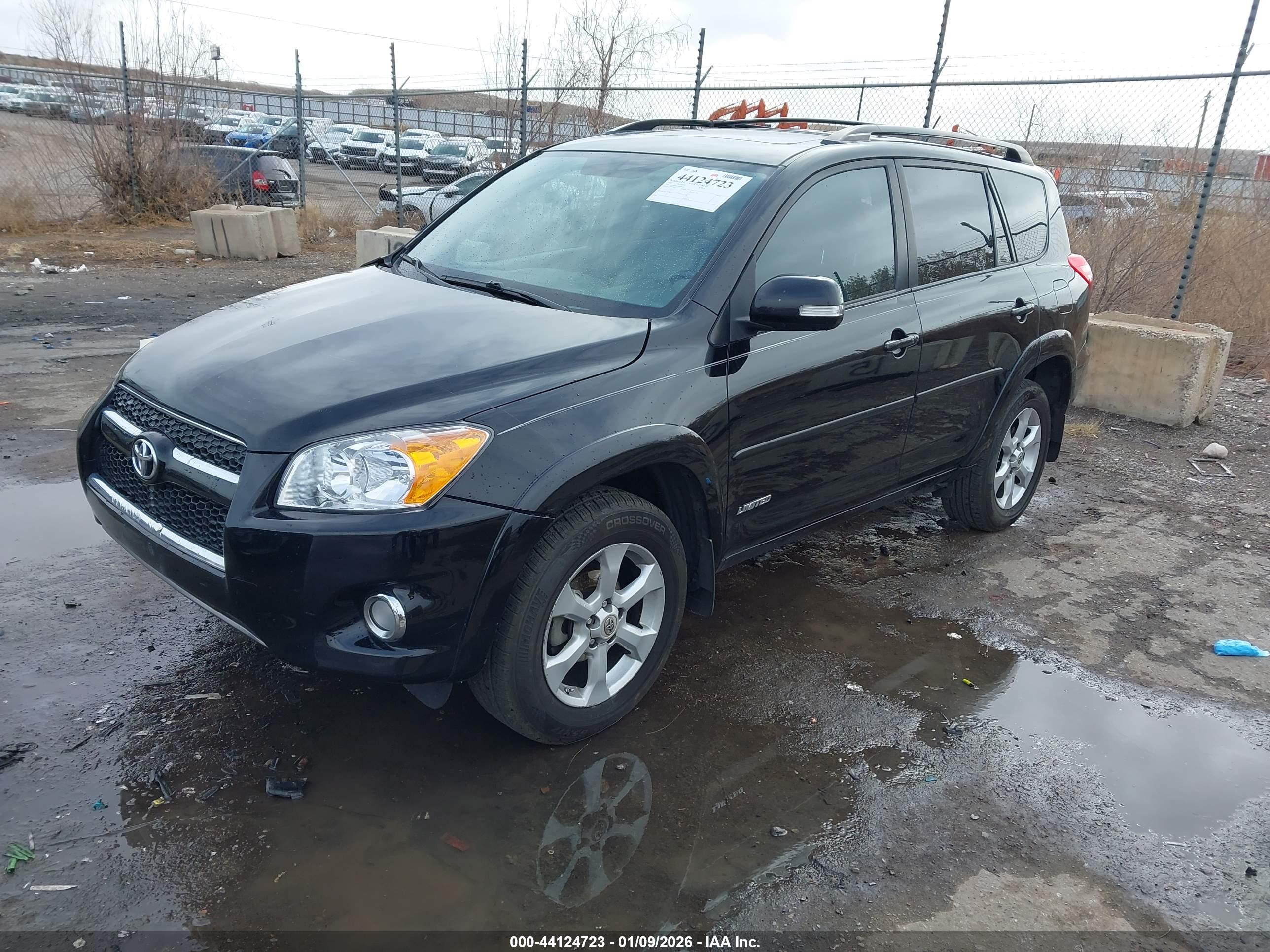 TOYOTA RAV4 image 2