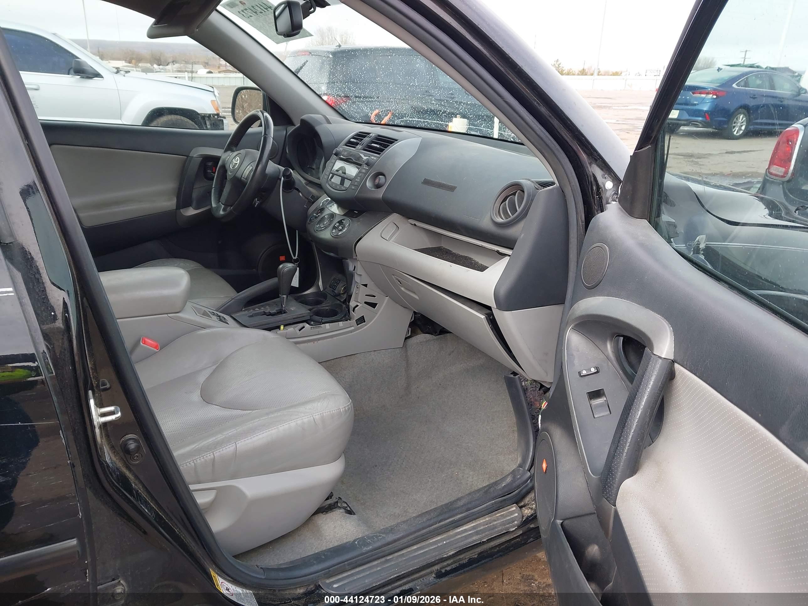 TOYOTA RAV4 image 5