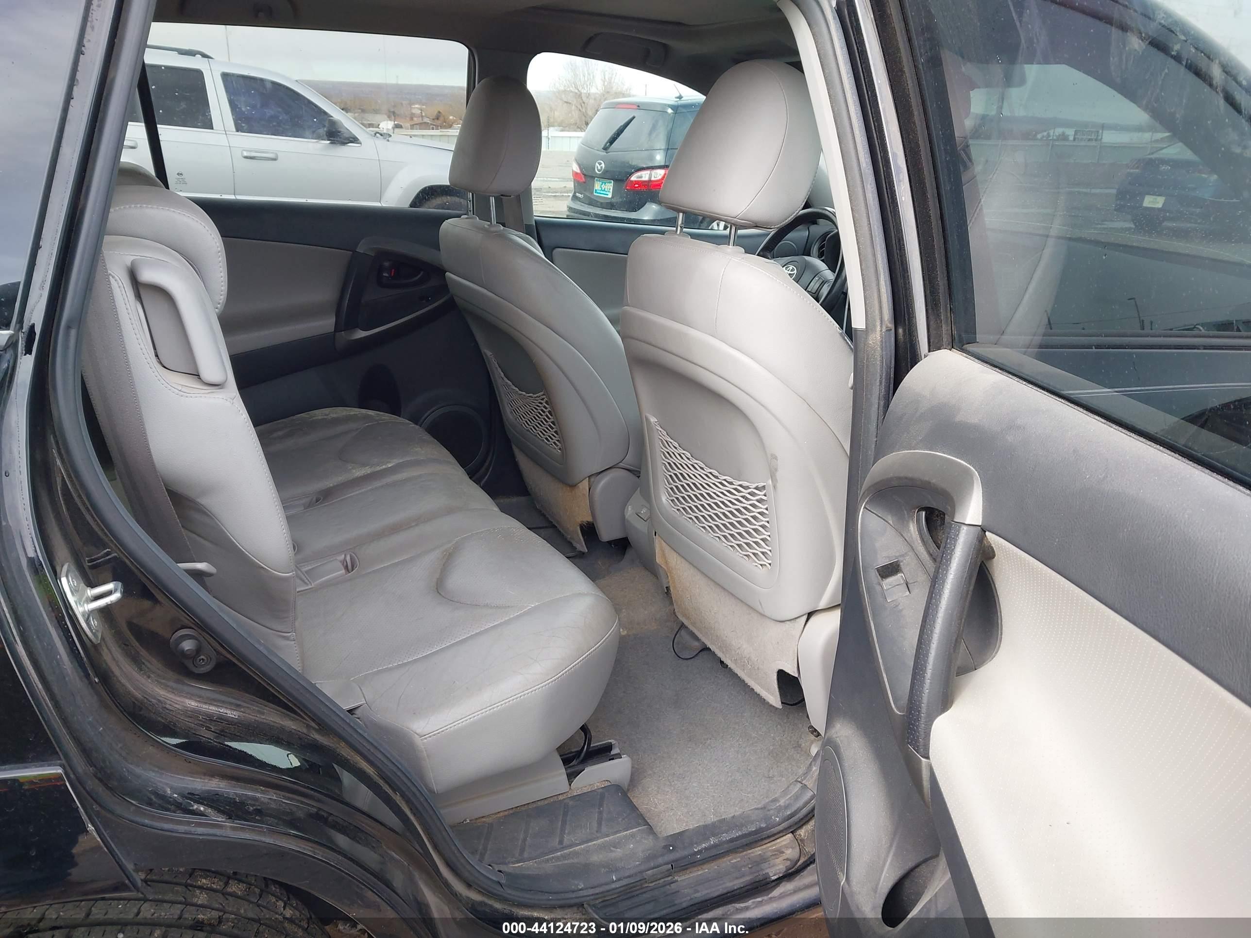 TOYOTA RAV4 image 8