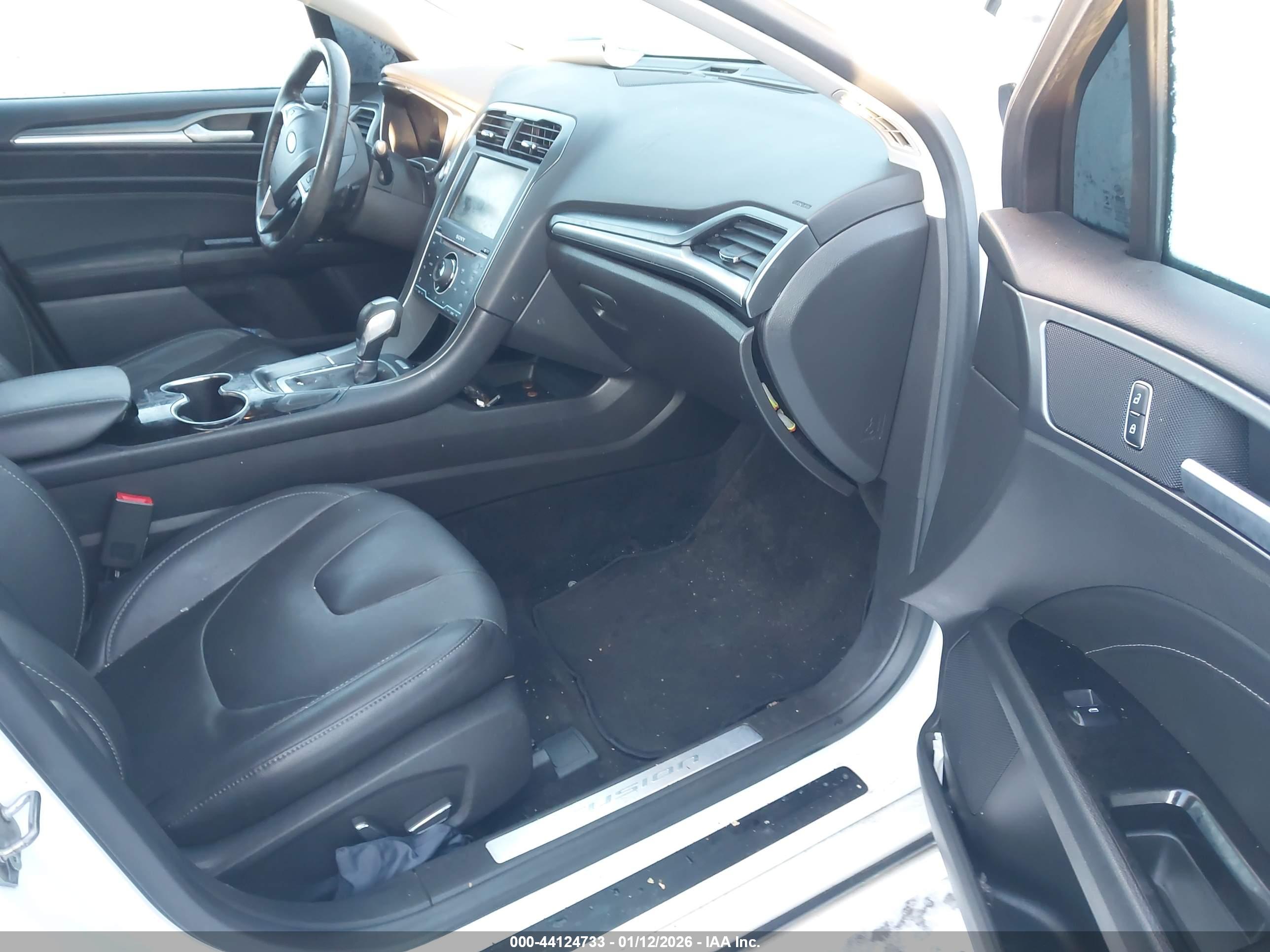 FORD FUSION image 5