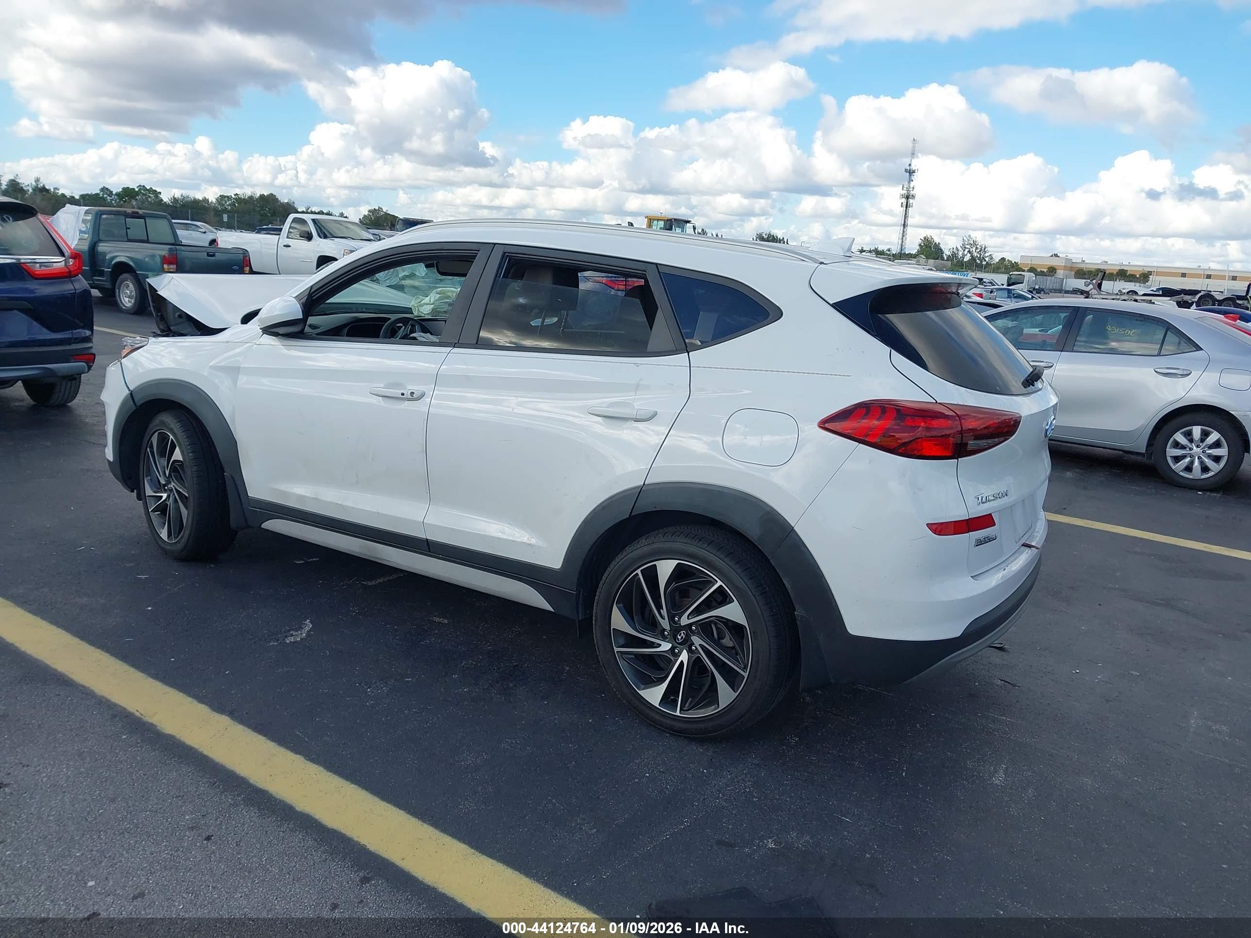 HYUNDAI TUCSON image 3