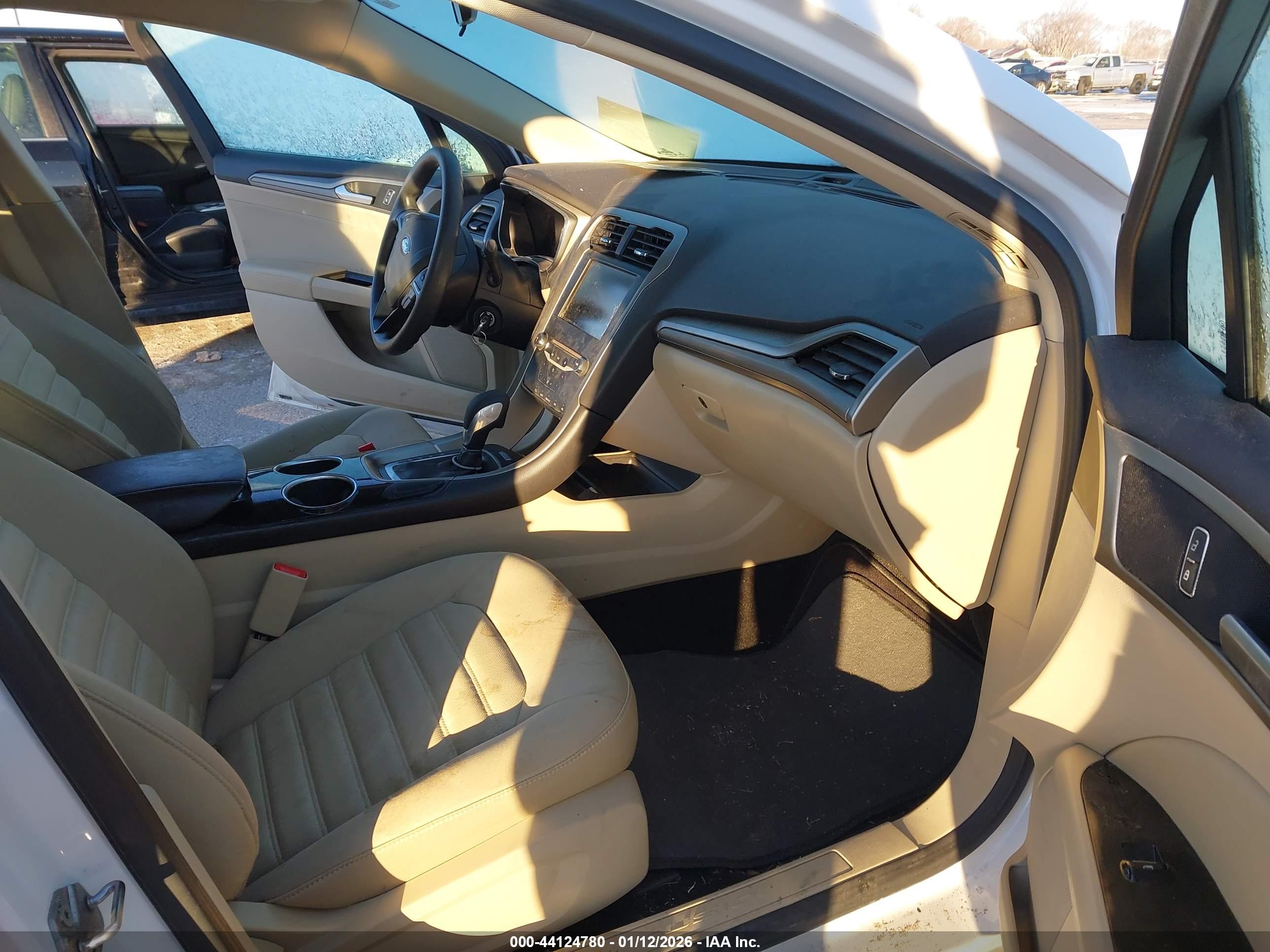 FORD FUSION image 5
