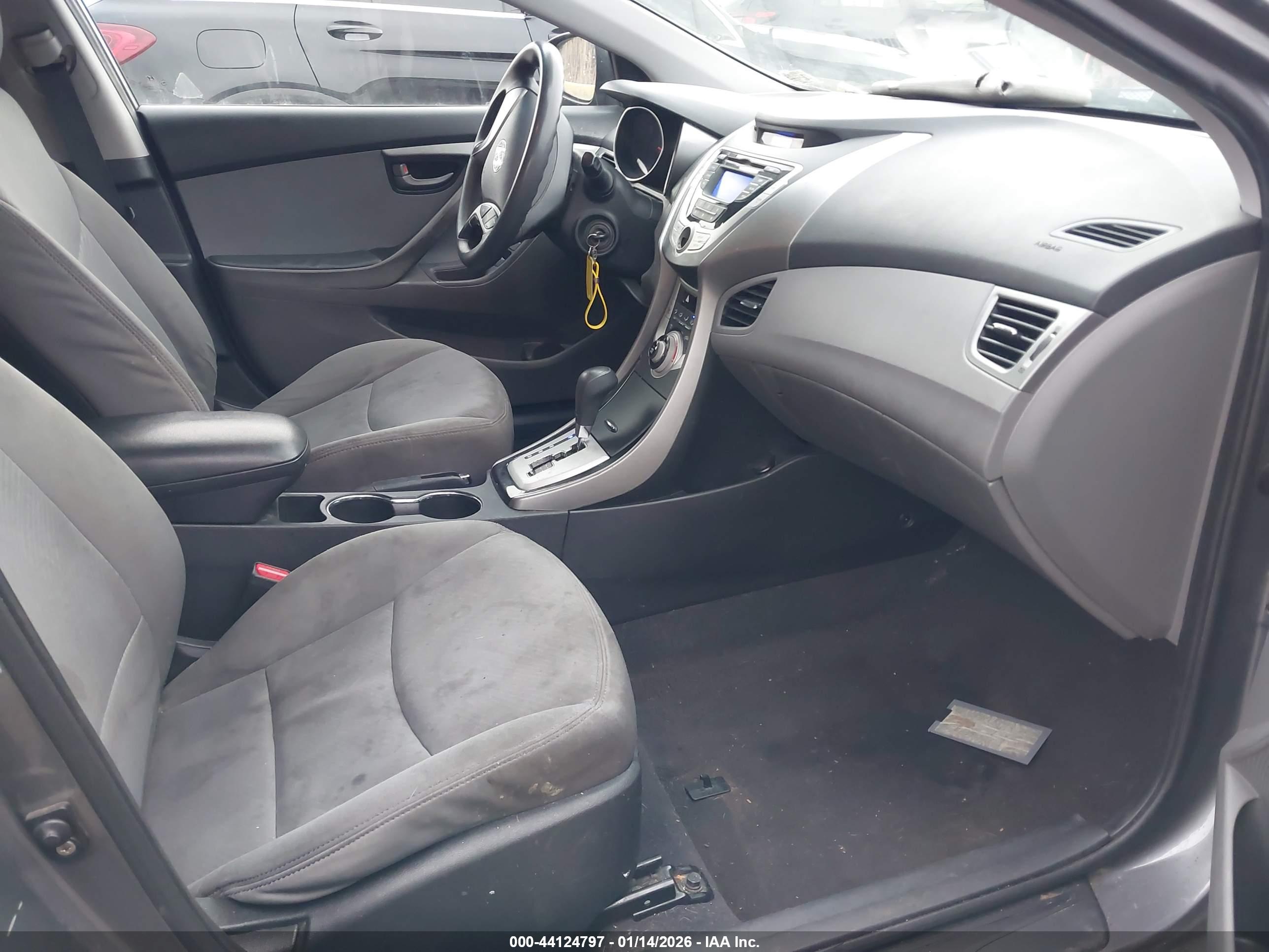 HYUNDAI ELANTRA image 5