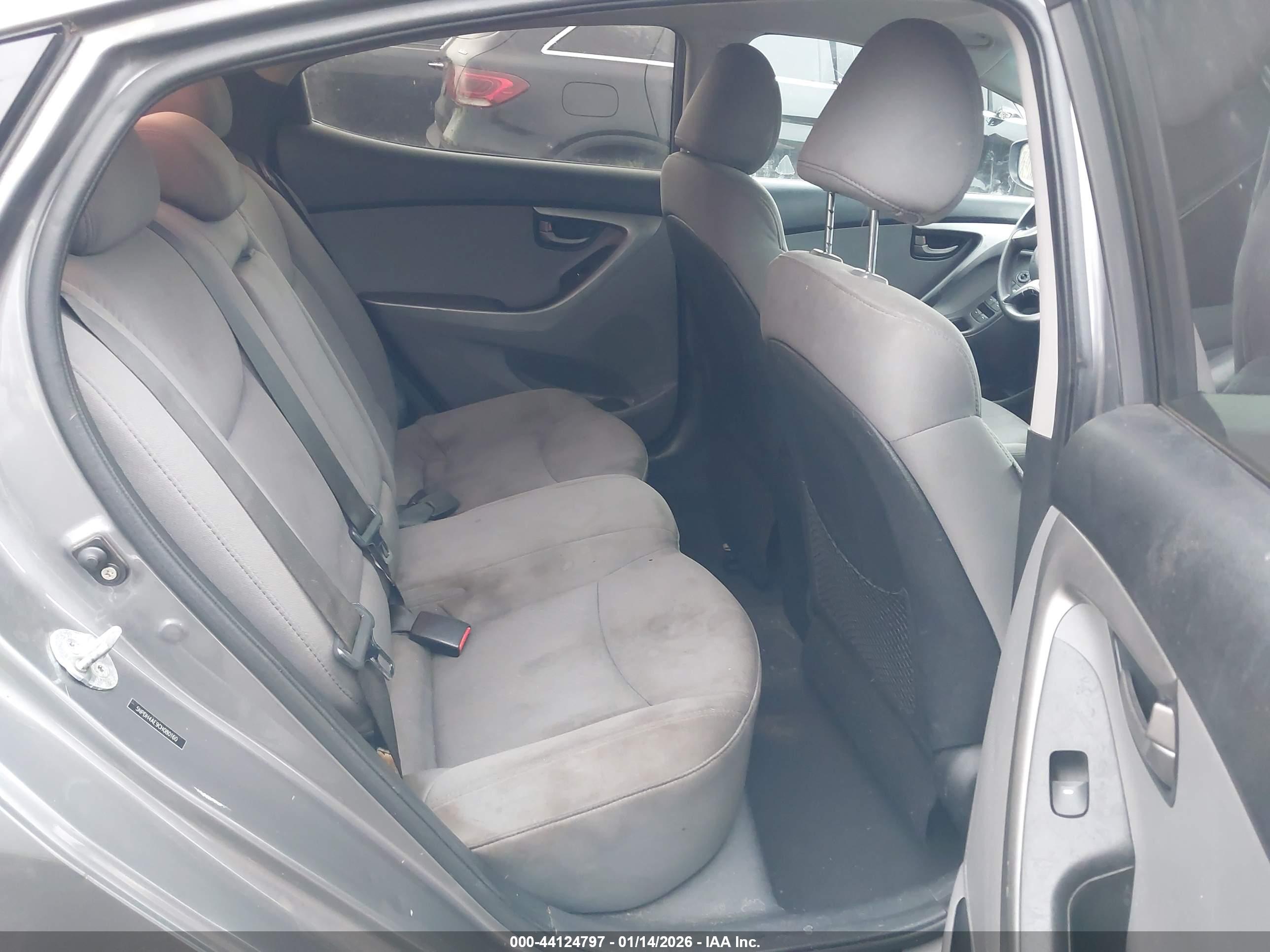 HYUNDAI ELANTRA image 8