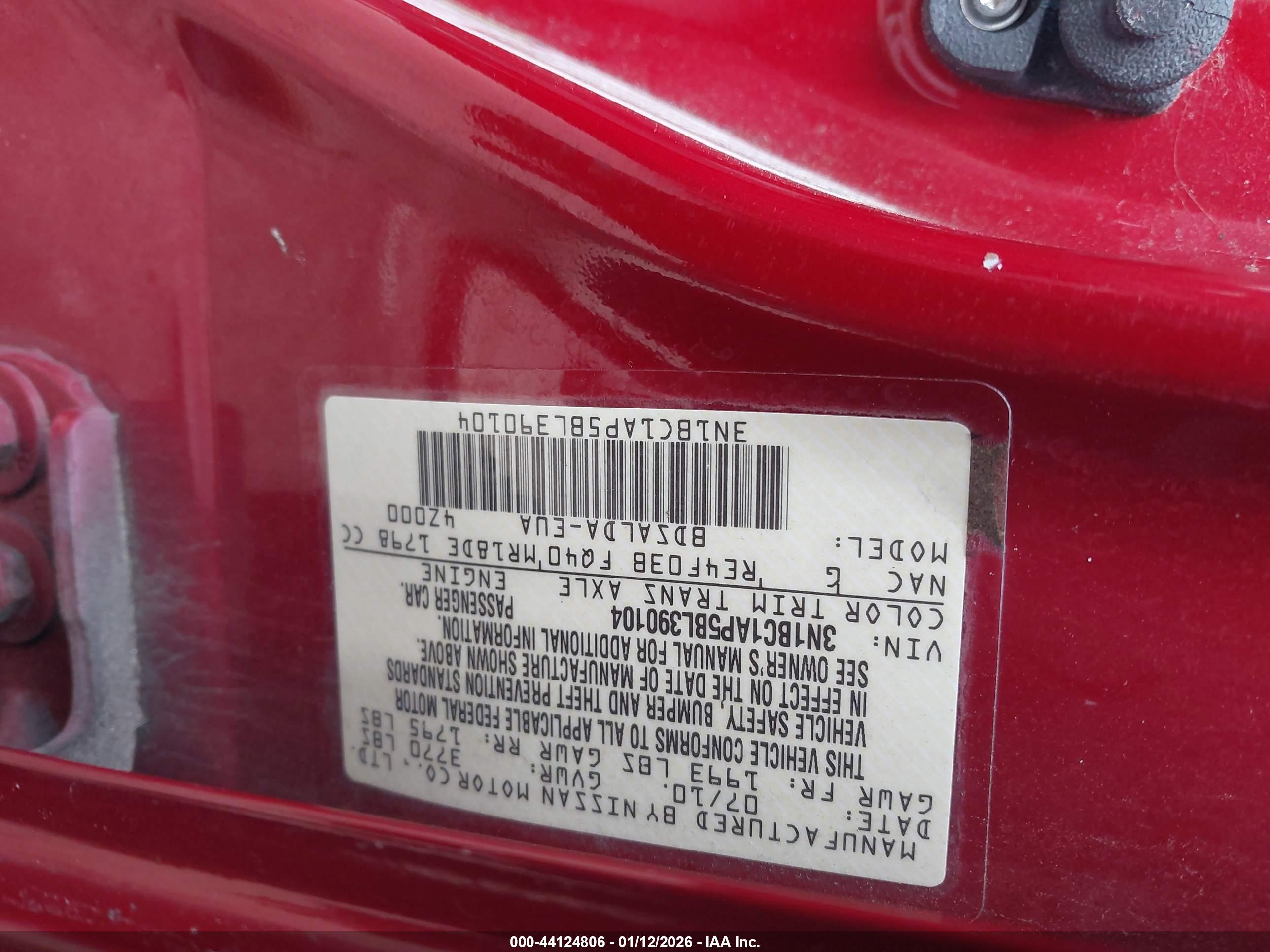 NISSAN VERSA image 9