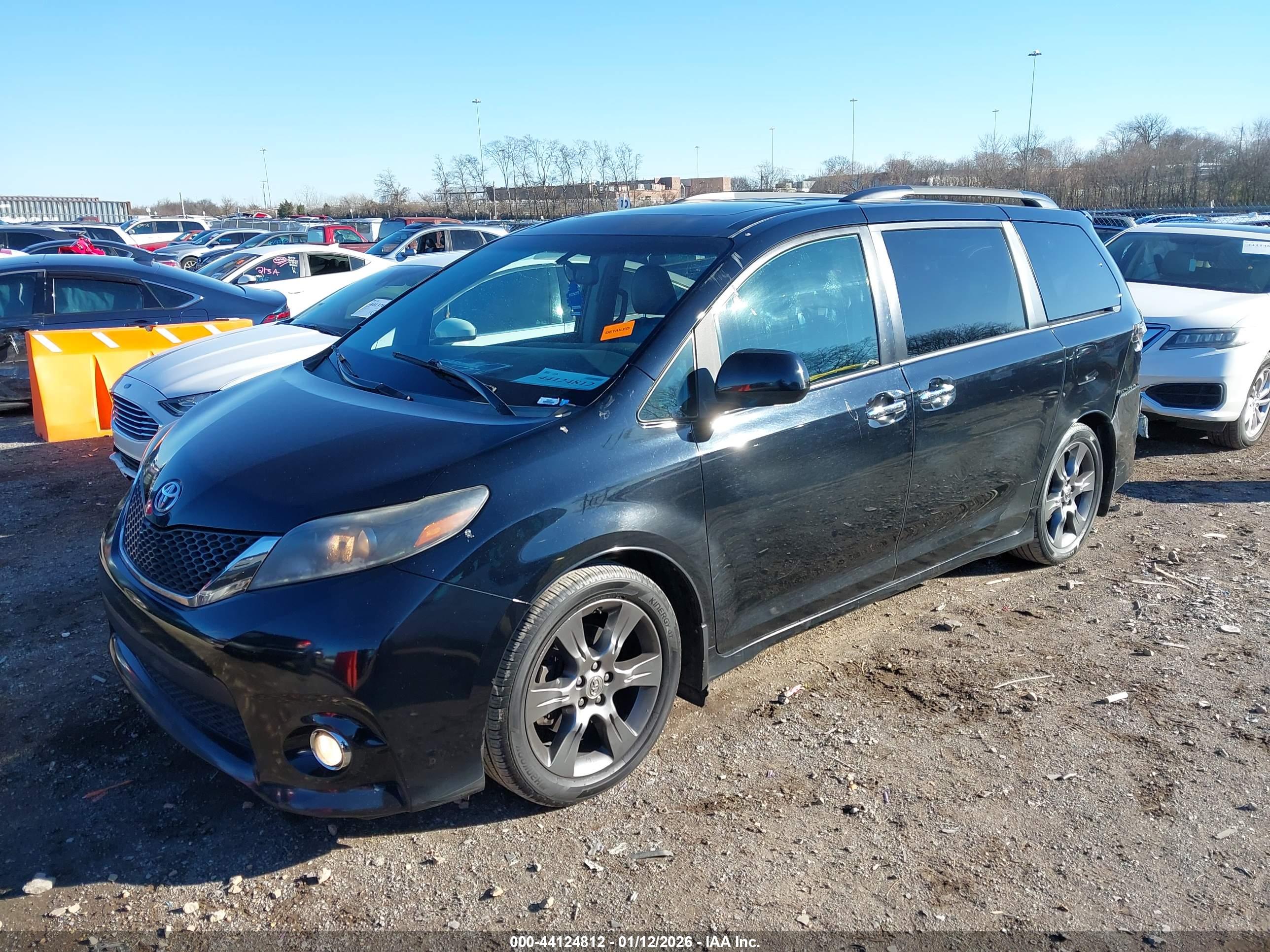 TOYOTA SIENNA image 2
