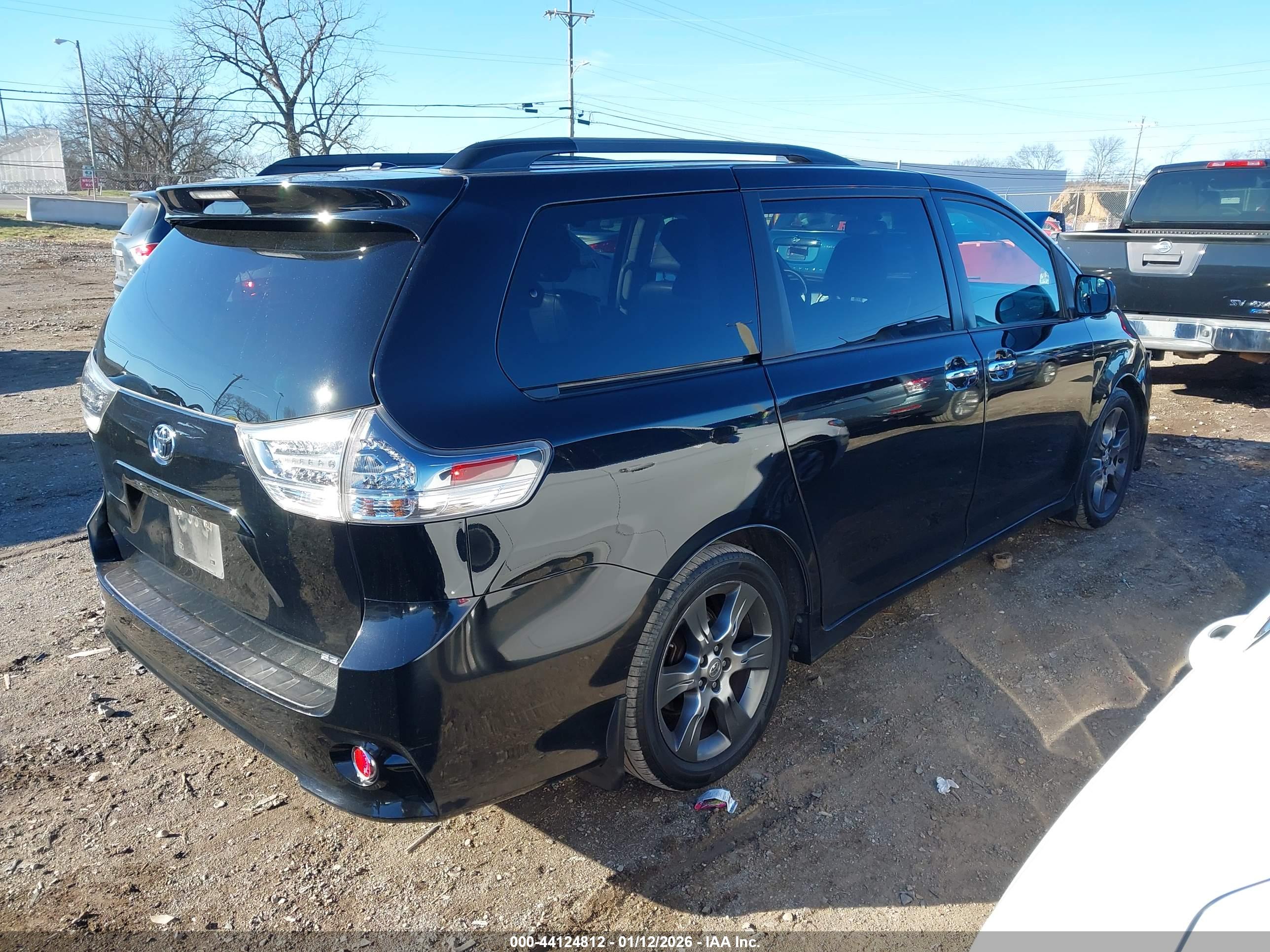 TOYOTA SIENNA image 4