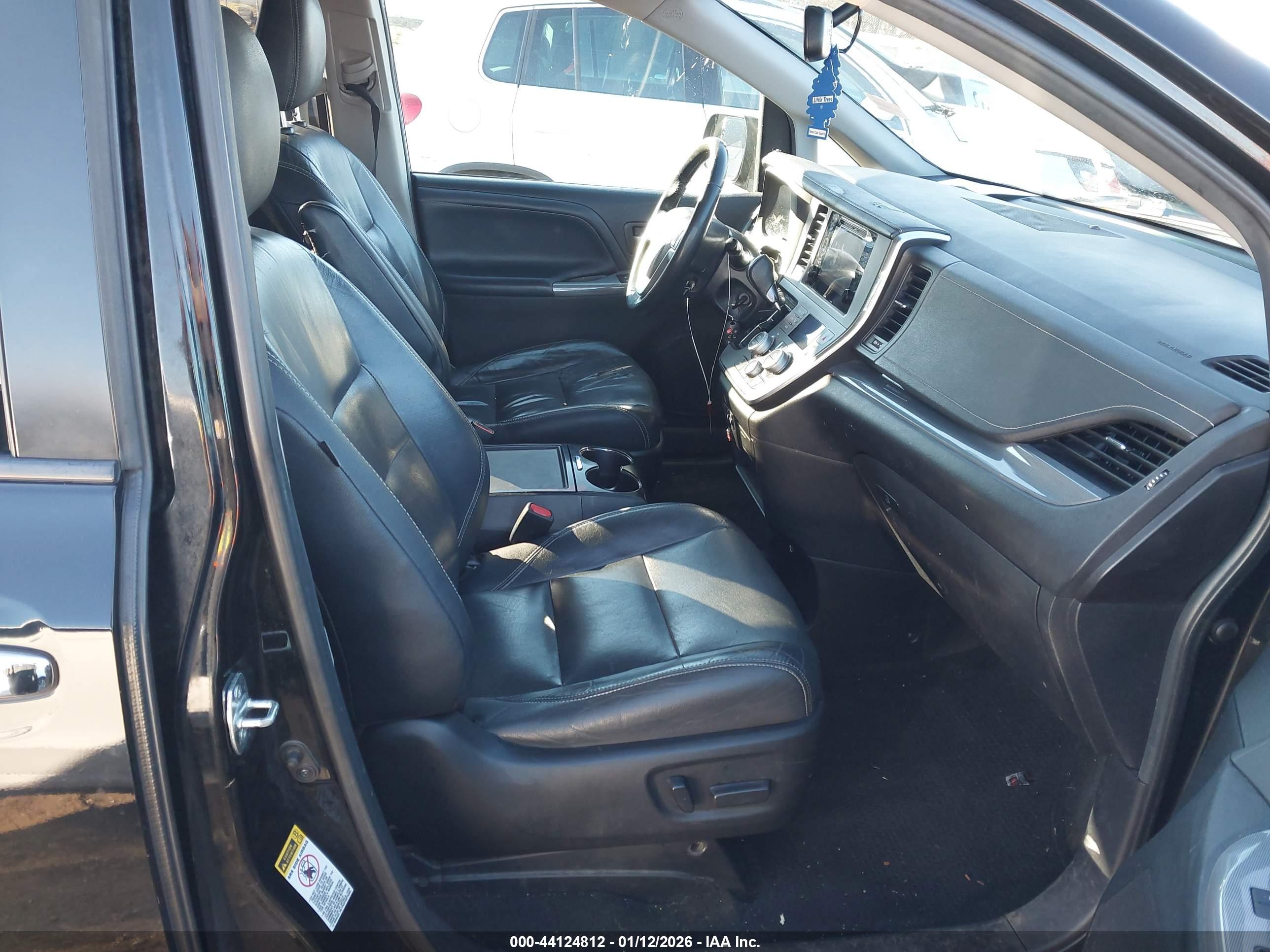 TOYOTA SIENNA image 5