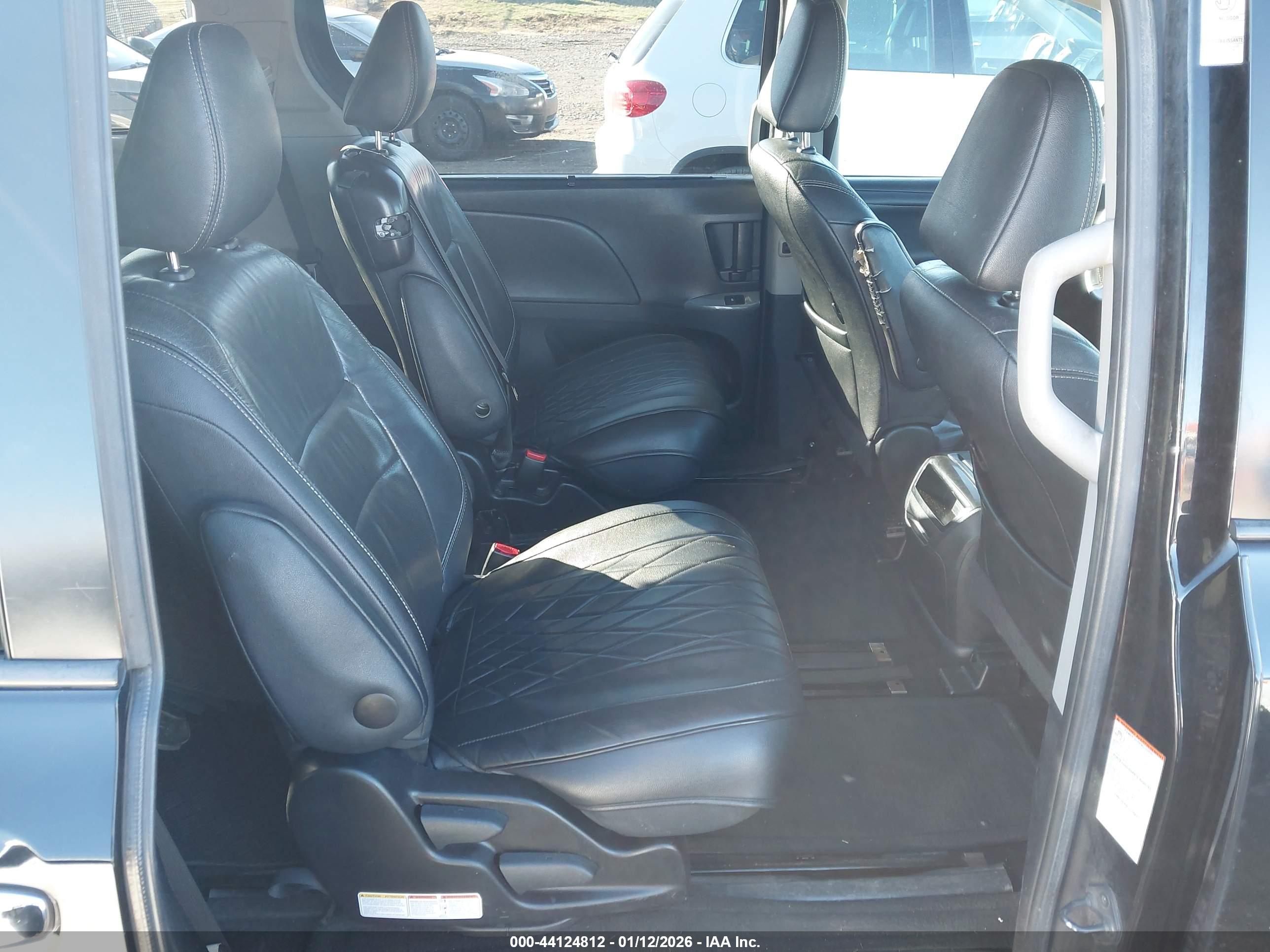 TOYOTA SIENNA image 8
