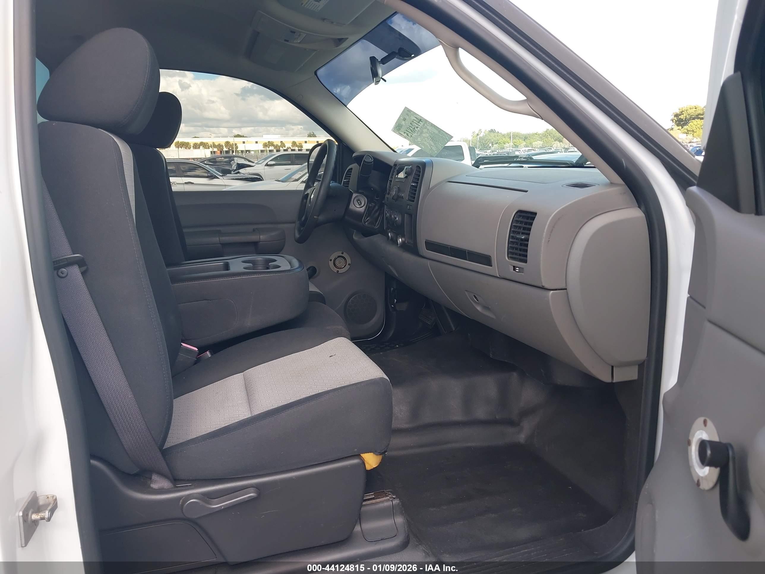 CHEVROLET SILVERADO image 5