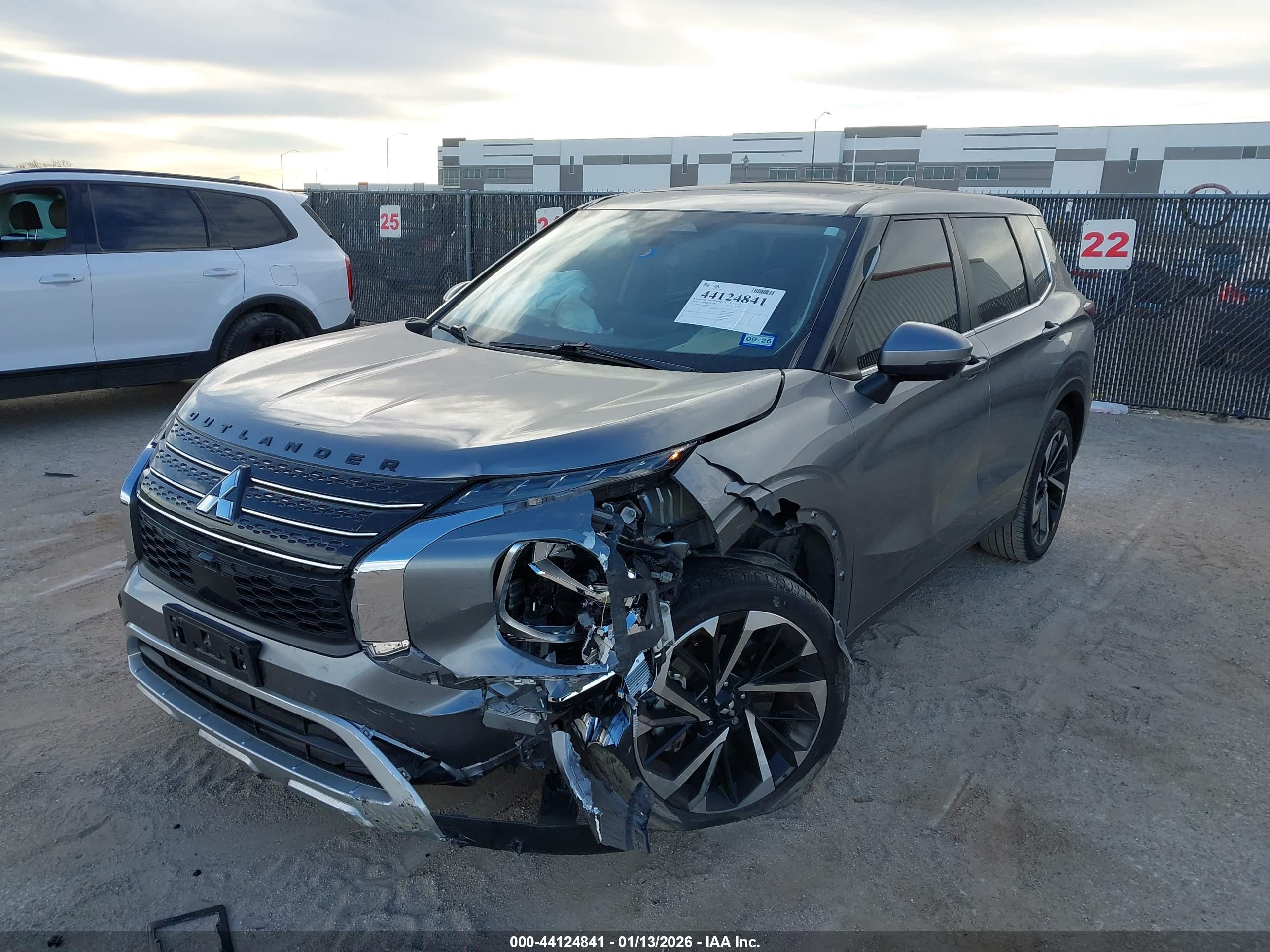 MITSUBISHI OUTLANDER image 2