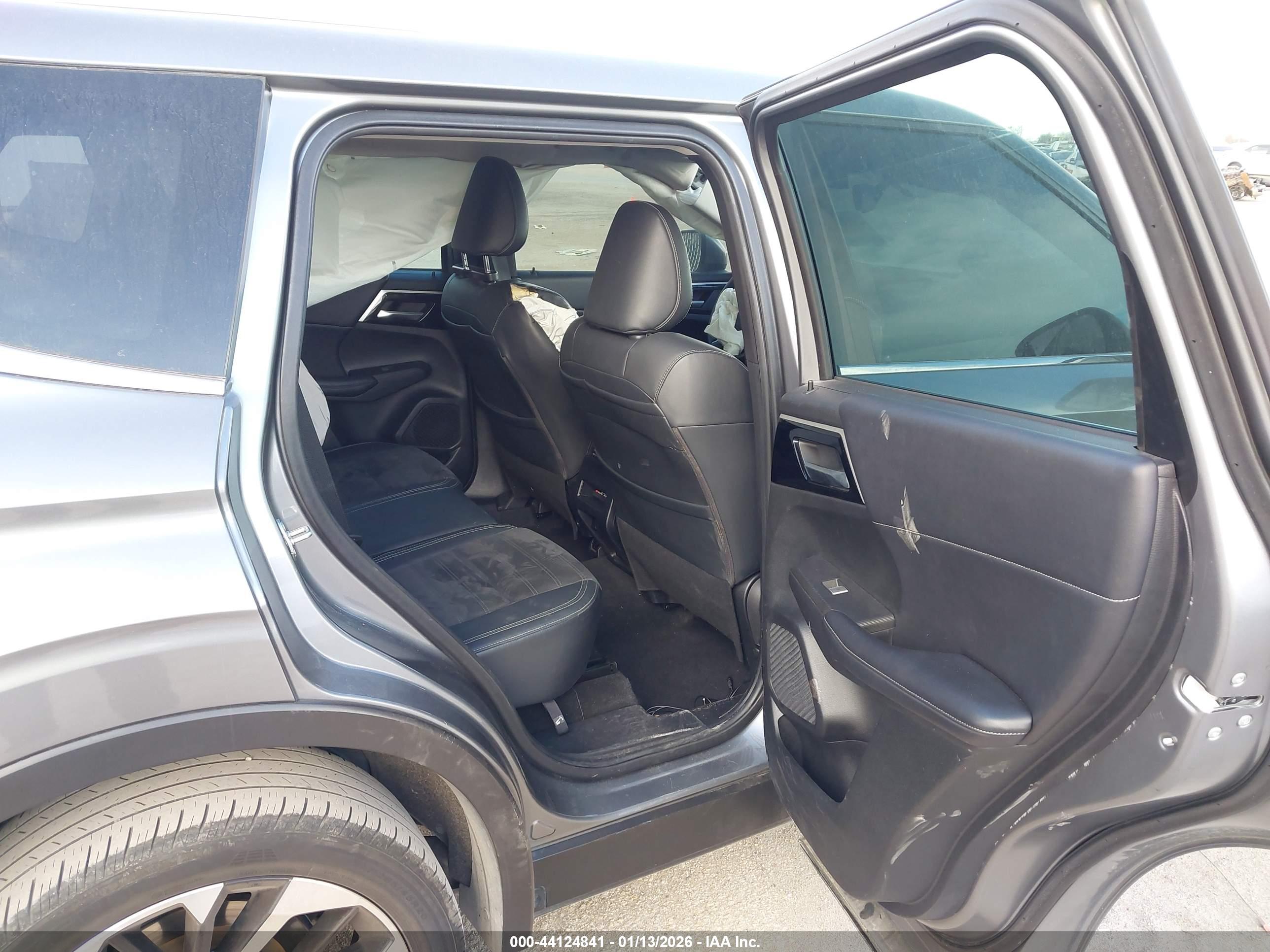MITSUBISHI OUTLANDER image 8