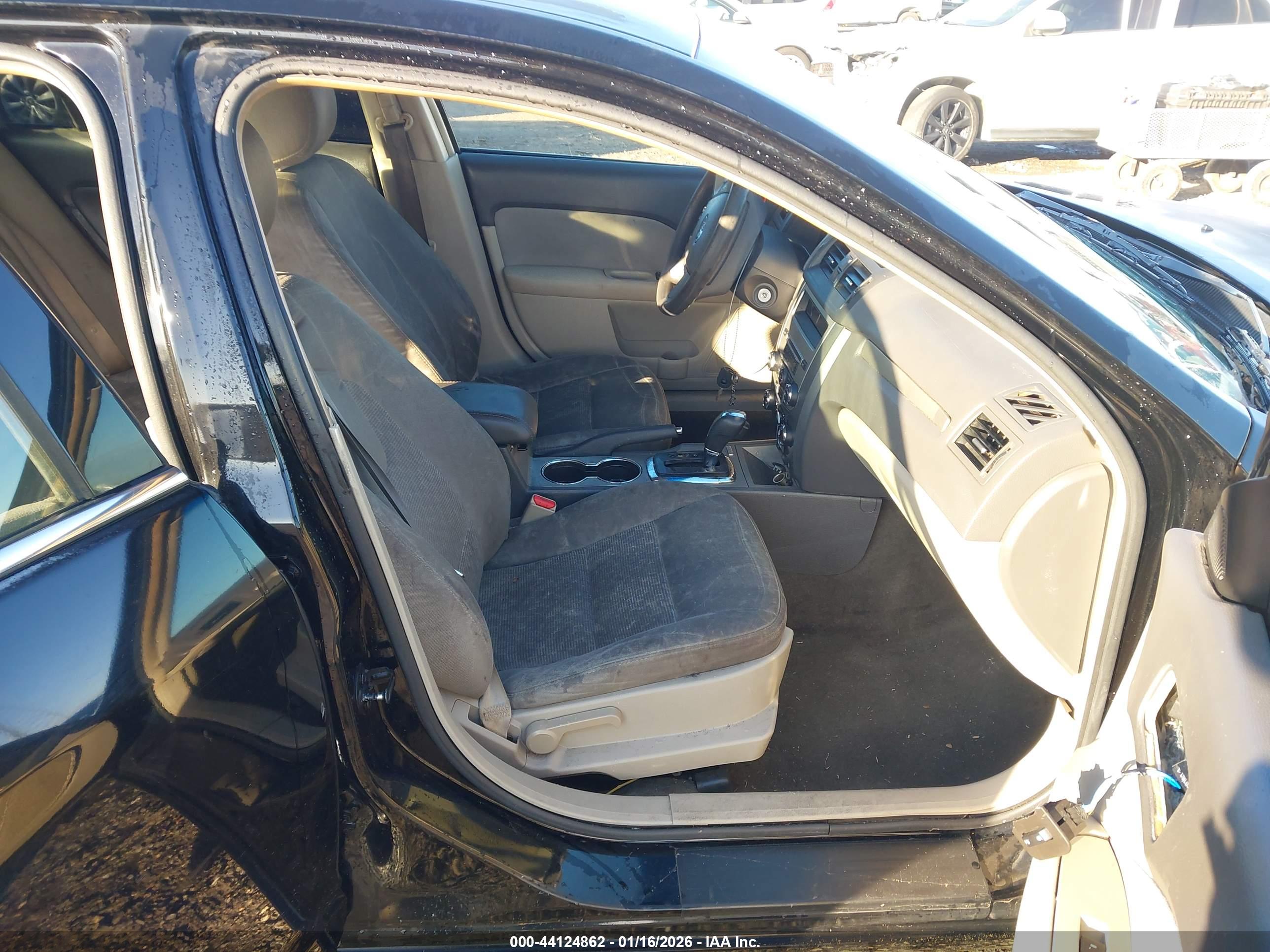 FORD FUSION image 5