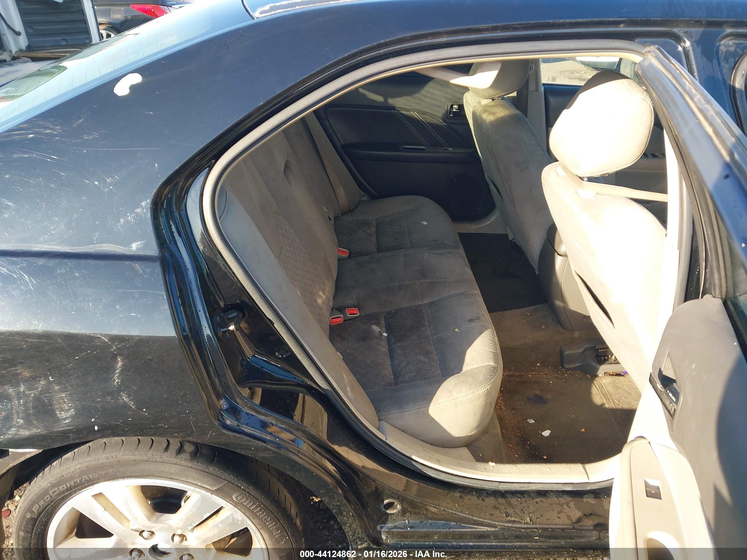 FORD FUSION image 8