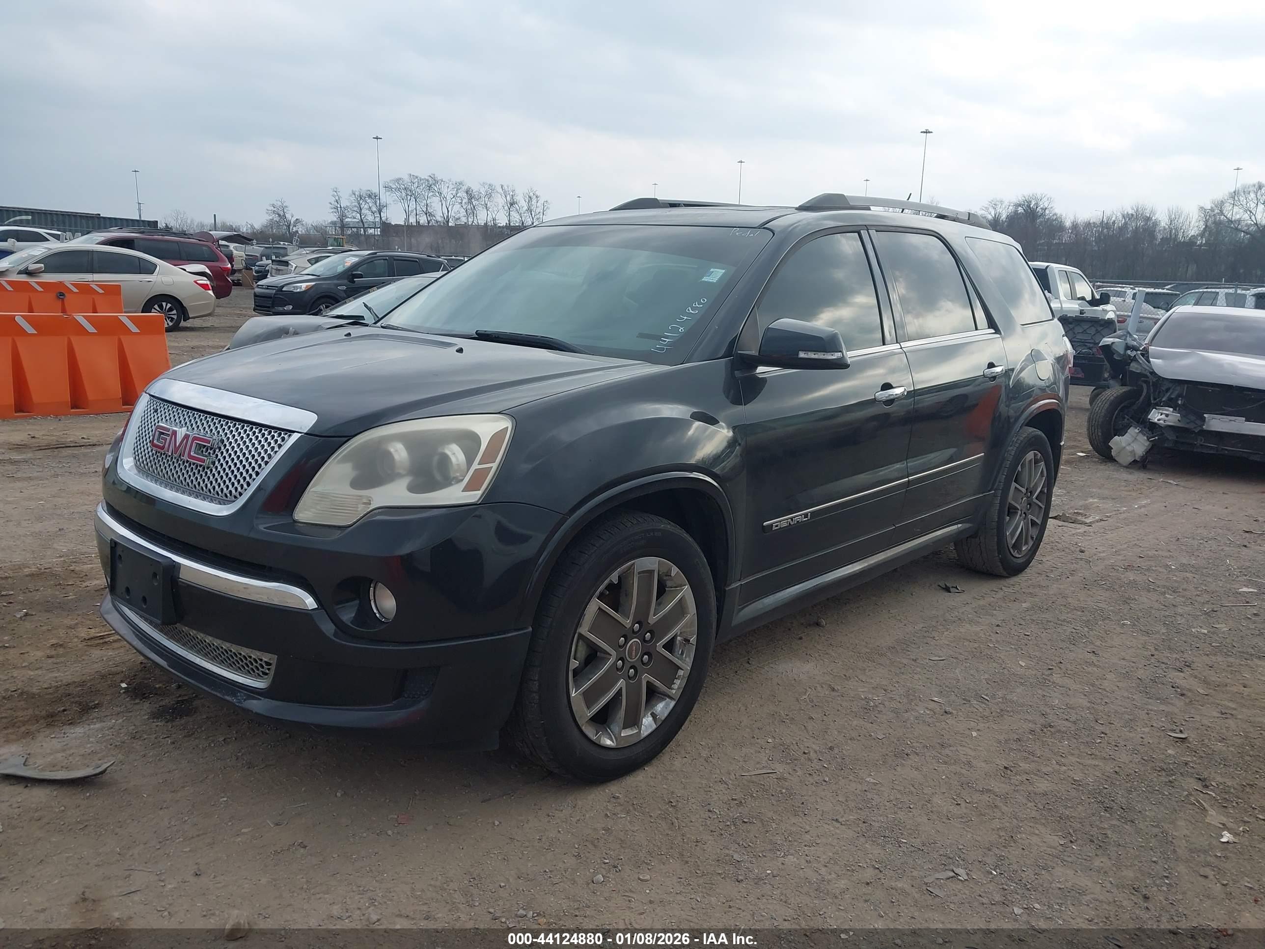 GMC ACADIA image 2