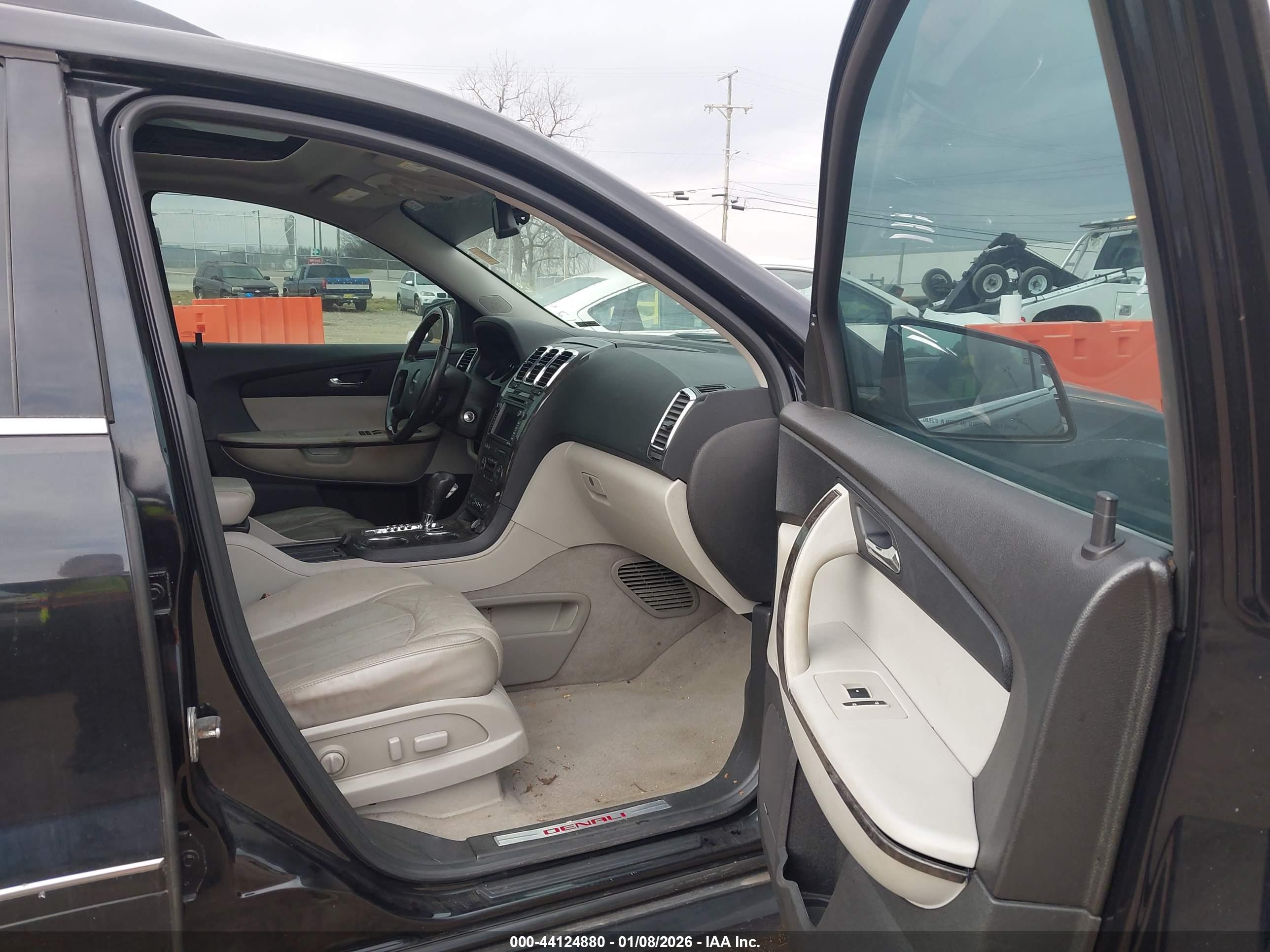 GMC ACADIA image 5