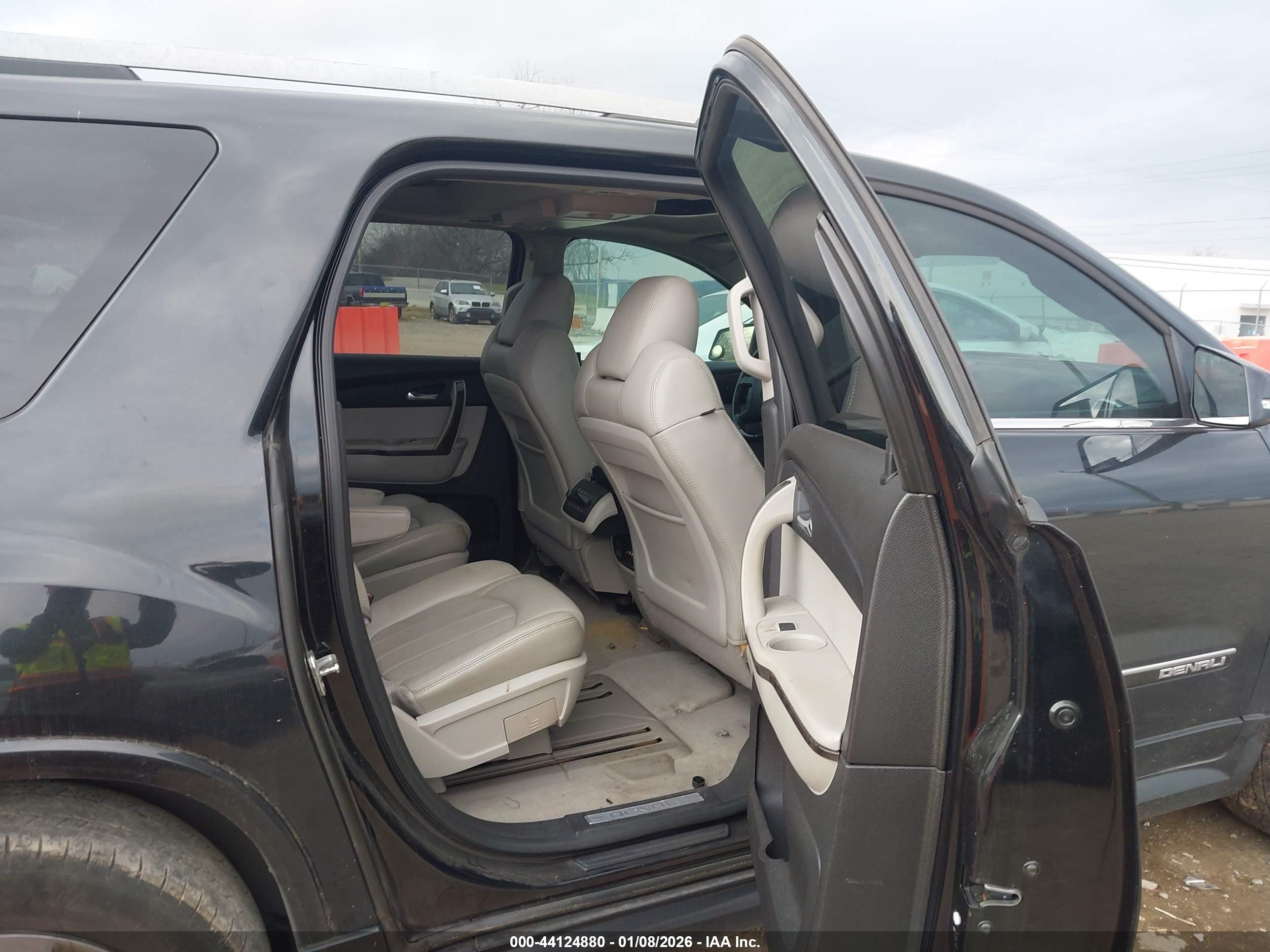 GMC ACADIA image 8