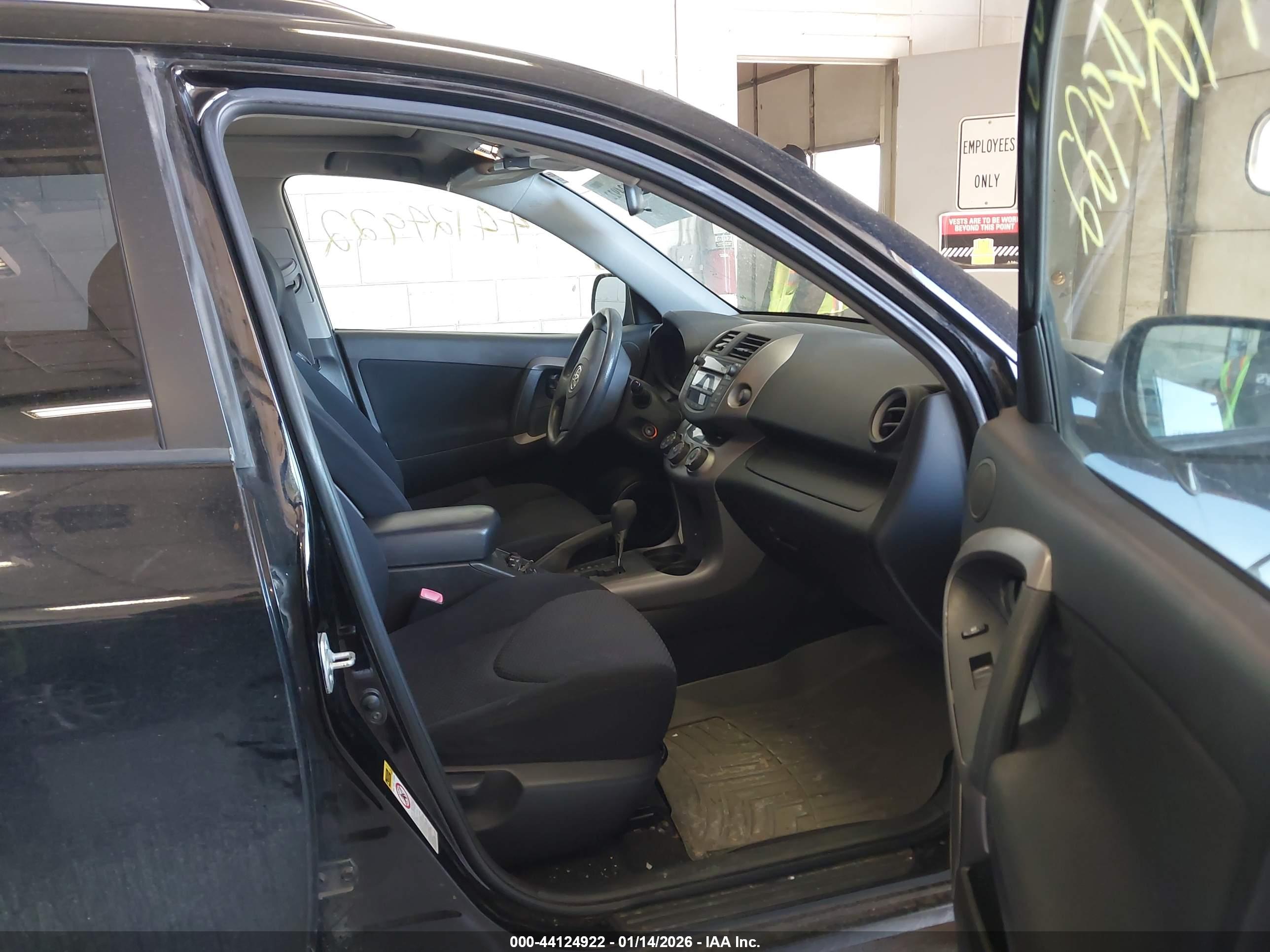 TOYOTA RAV4 image 5