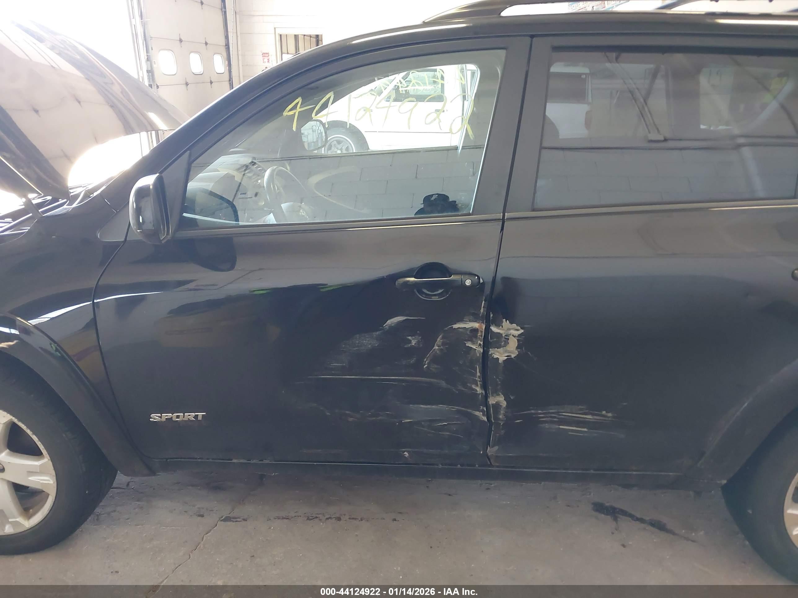 TOYOTA RAV4 image 6