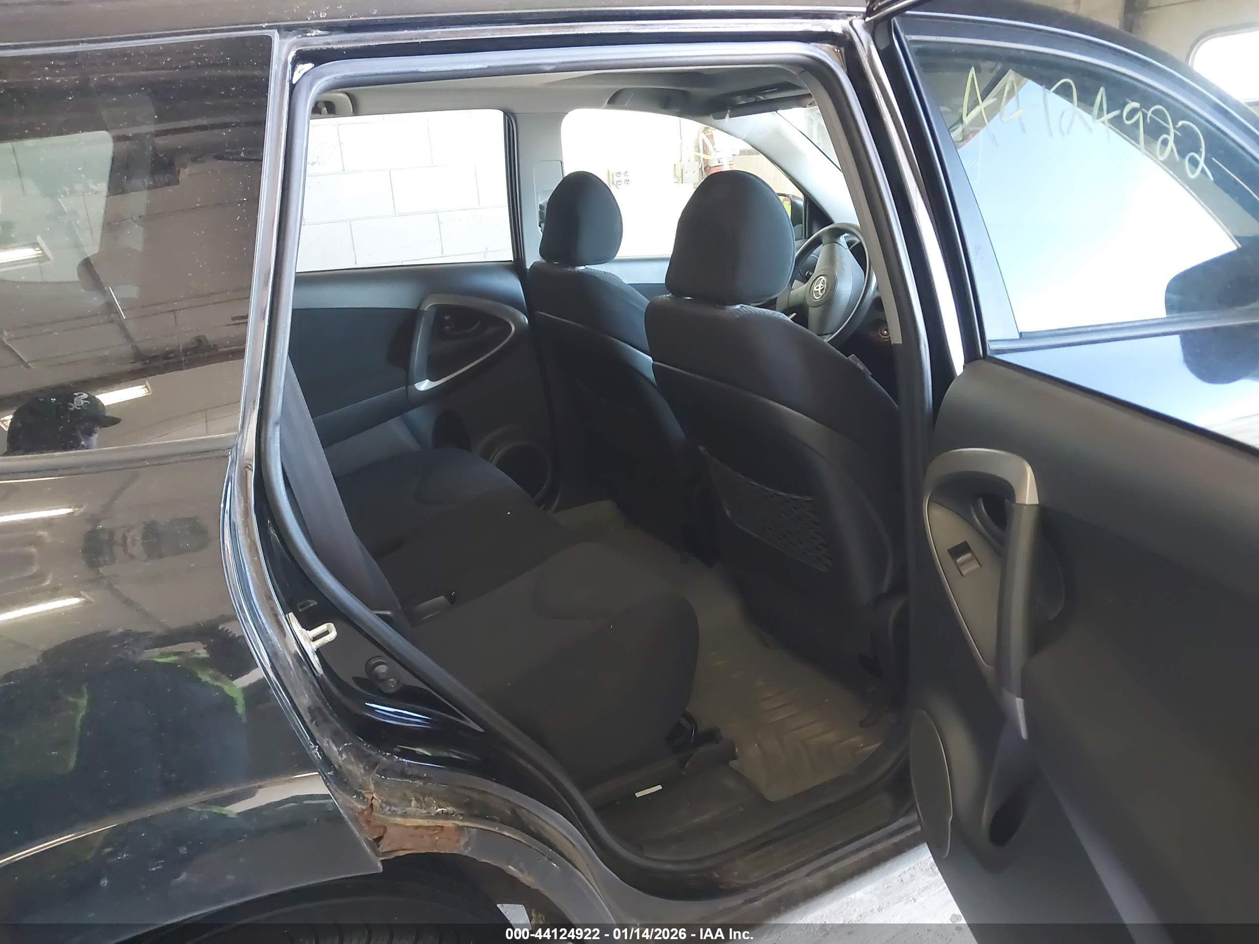 TOYOTA RAV4 image 8