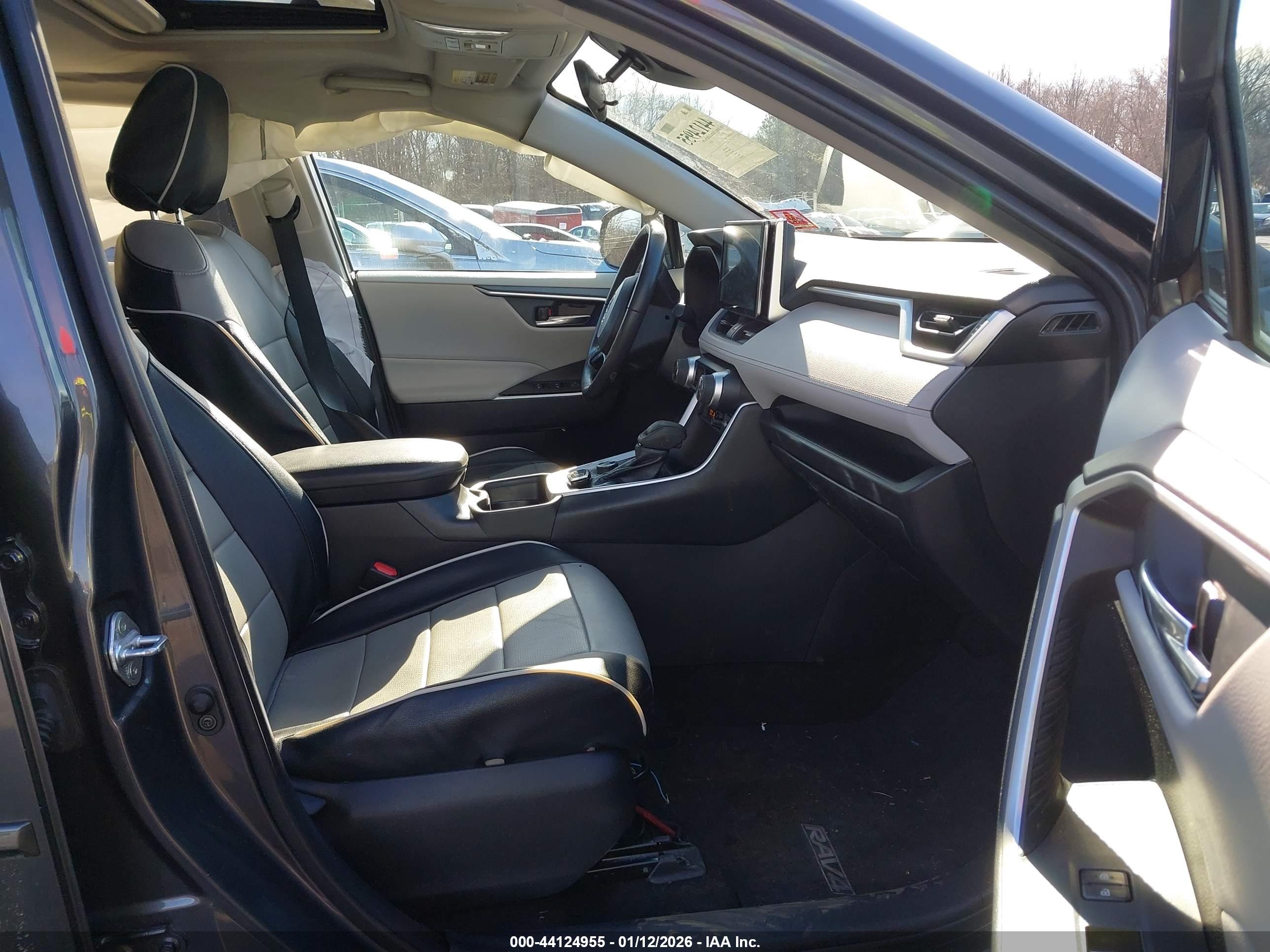 TOYOTA RAV4 image 5