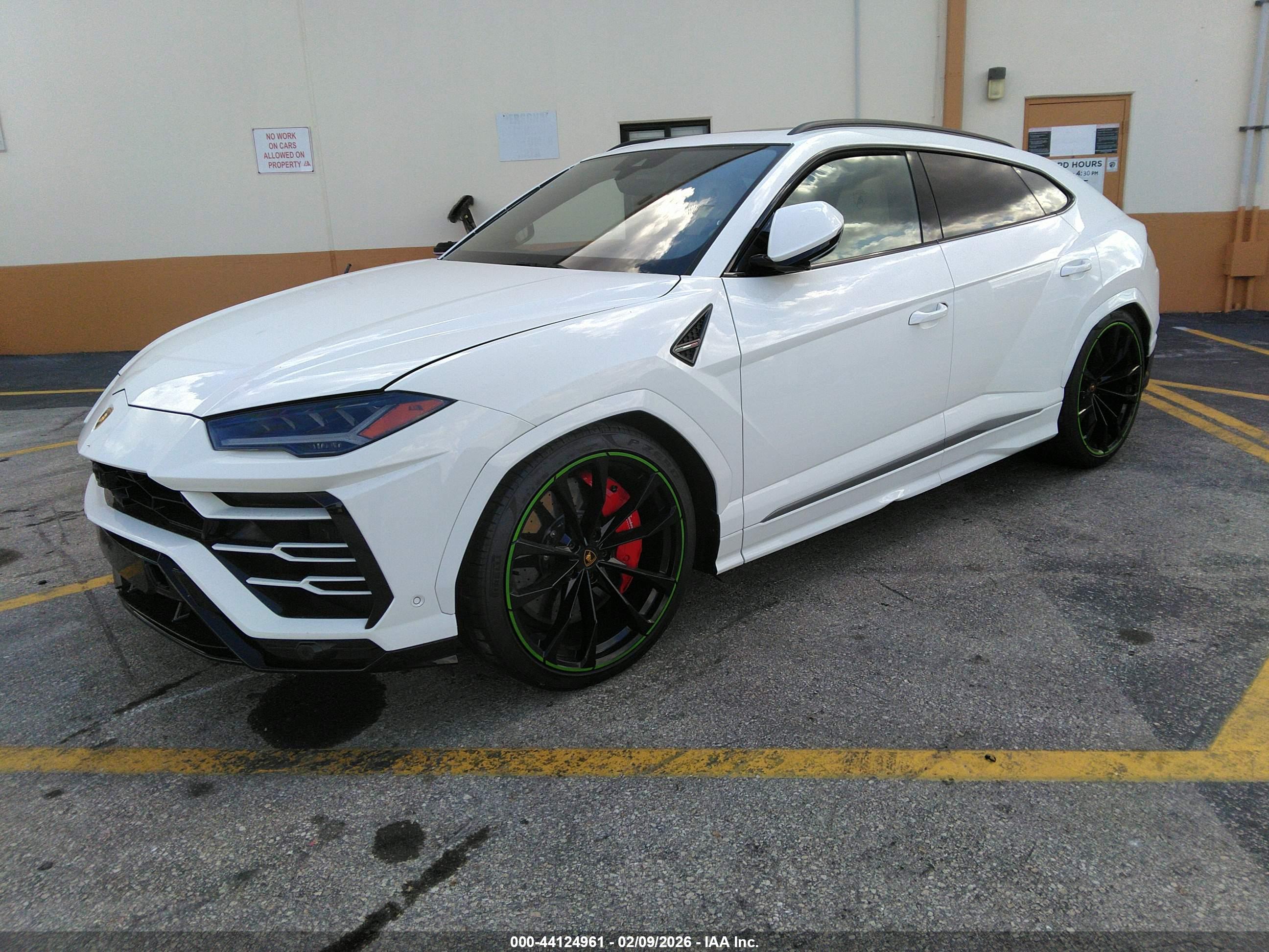 LAMBORGHINI URUS image 2